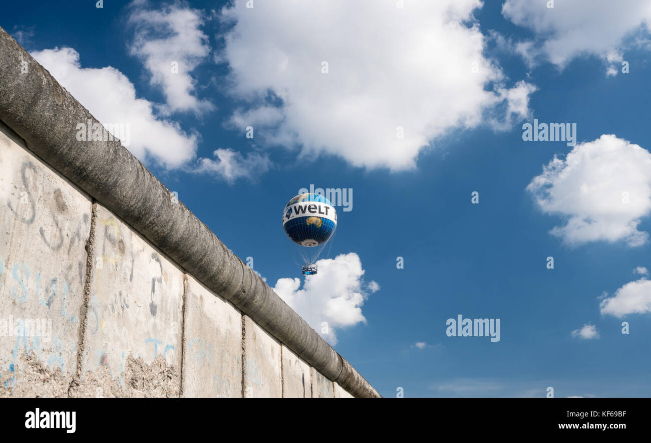 Die Welt Hi-Flyer palloncino sorge oltre il muro di Berlino Foto Stock