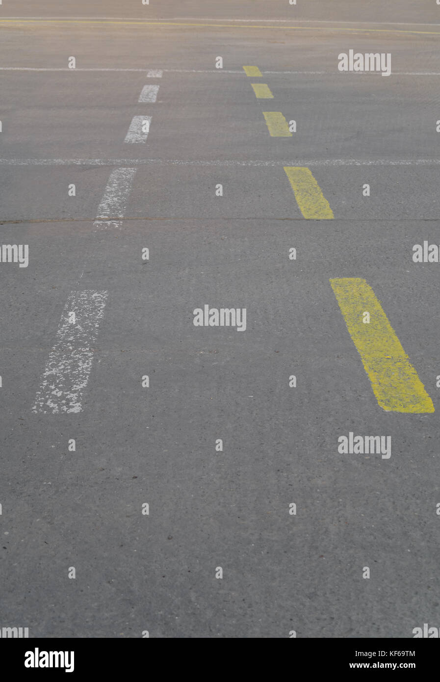 Il bianco e il giallo linee tratteggiate in vista prospettica Foto Stock