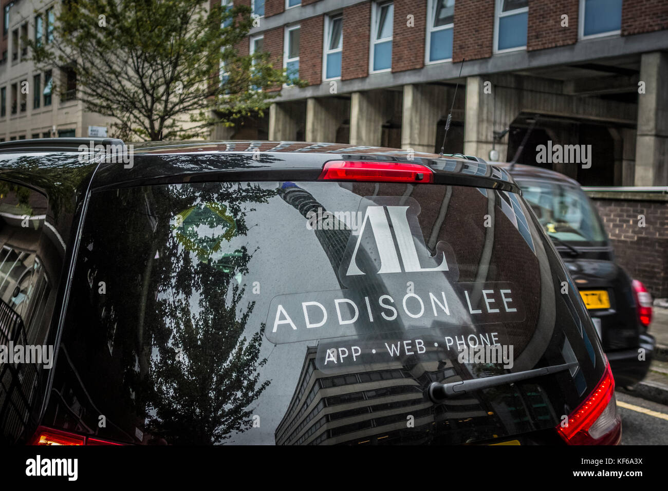 Il finestrino posteriore di un Addison Lee Minicab in Londra, Regno Unito Foto Stock