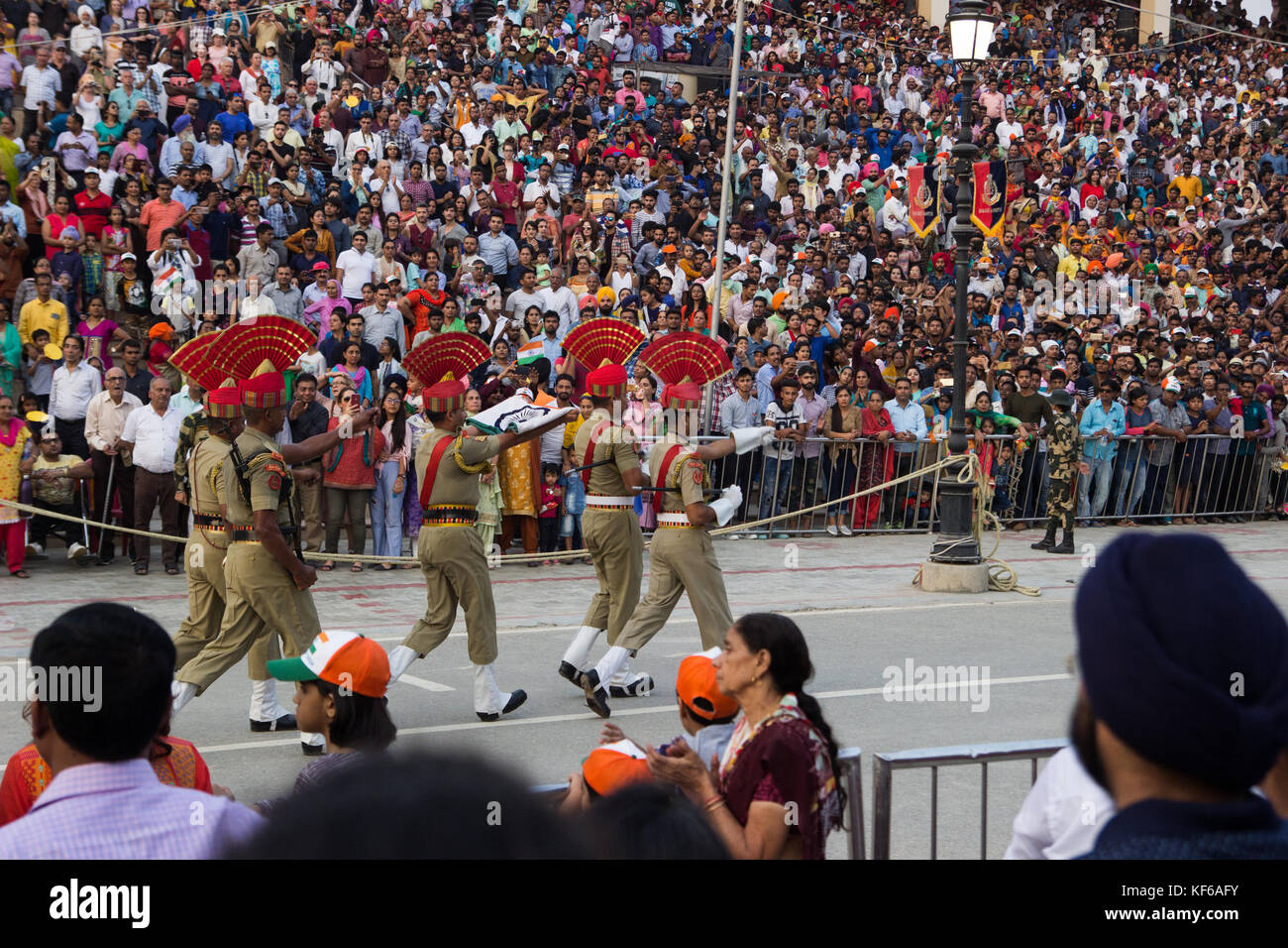 Battendo la cerimonia di ritiro a wagah border di India e Pakistan Foto Stock