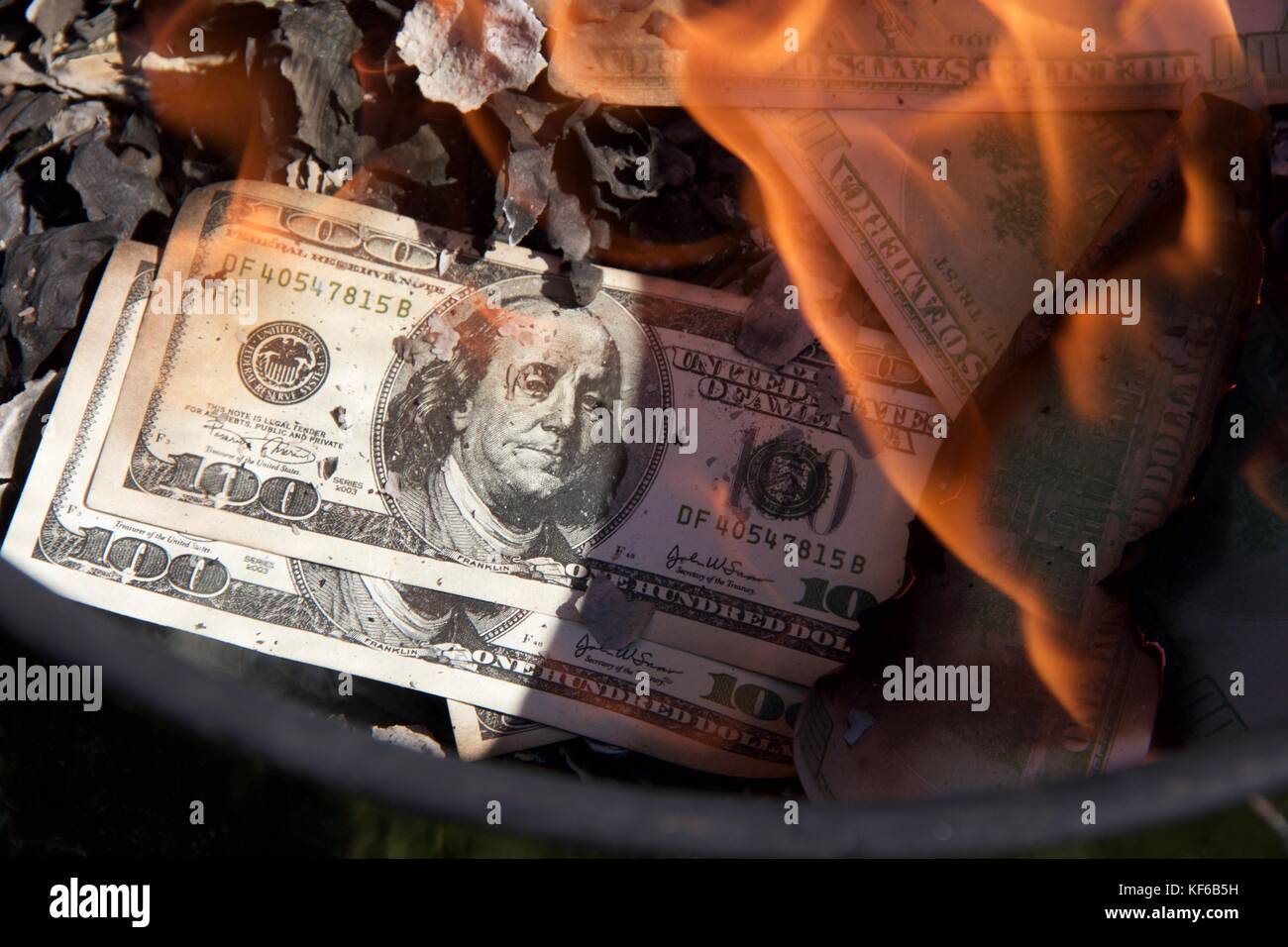 Soldi Burning Foto Stock