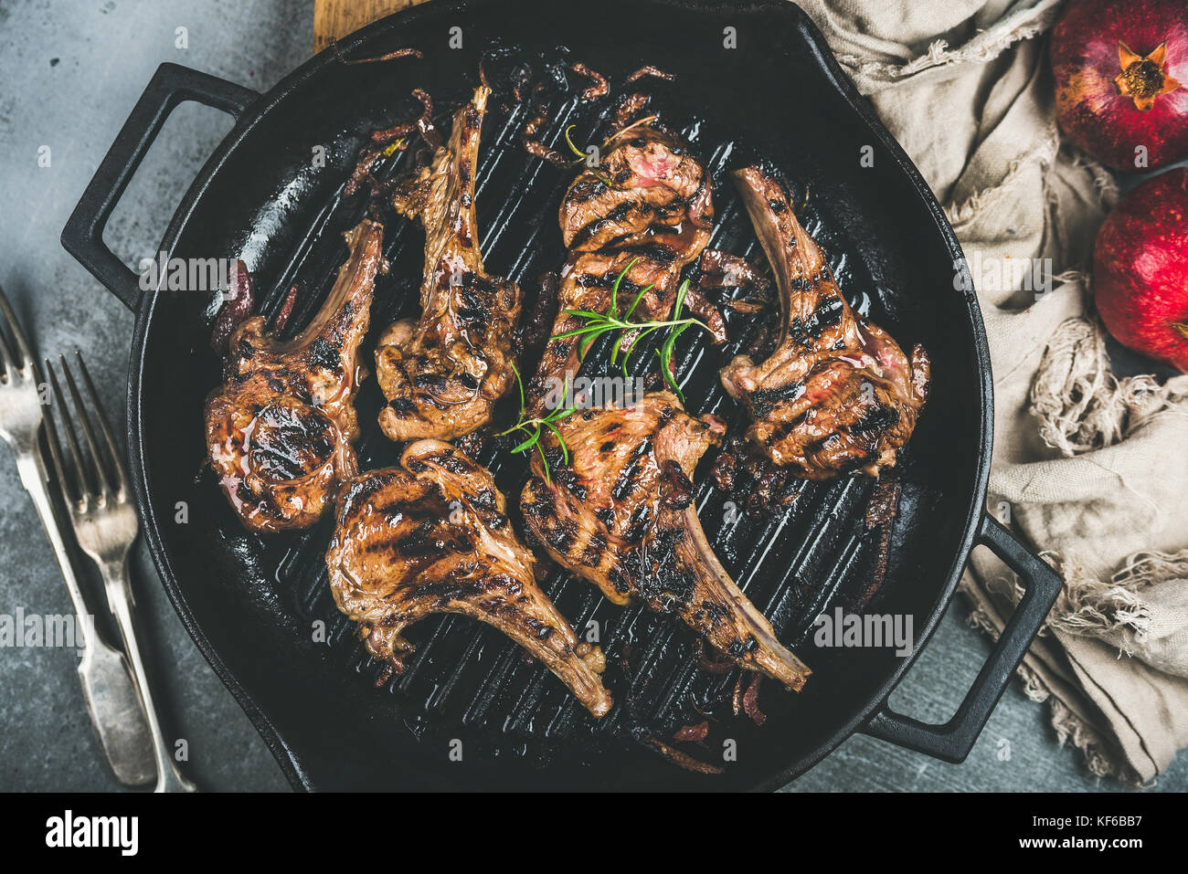 Cena a barbecue con agnello alla griglia costolette di carne in padella Foto Stock