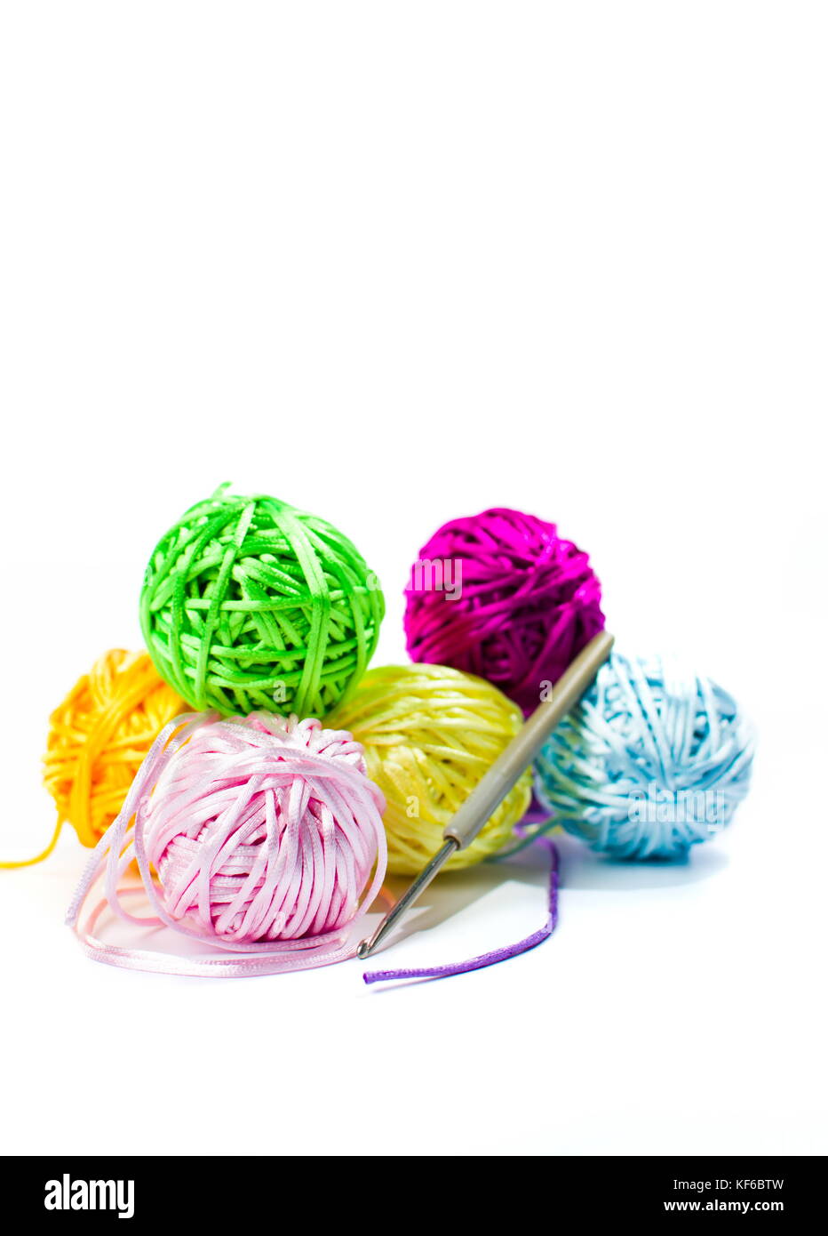 Colorate thread crochet palle e ago isolato su bianco Foto Stock