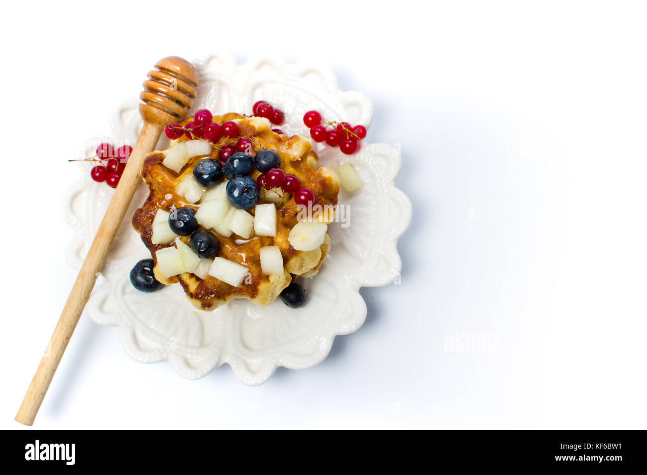 Waffle dessert con frutti di bosco su una piastra Foto Stock