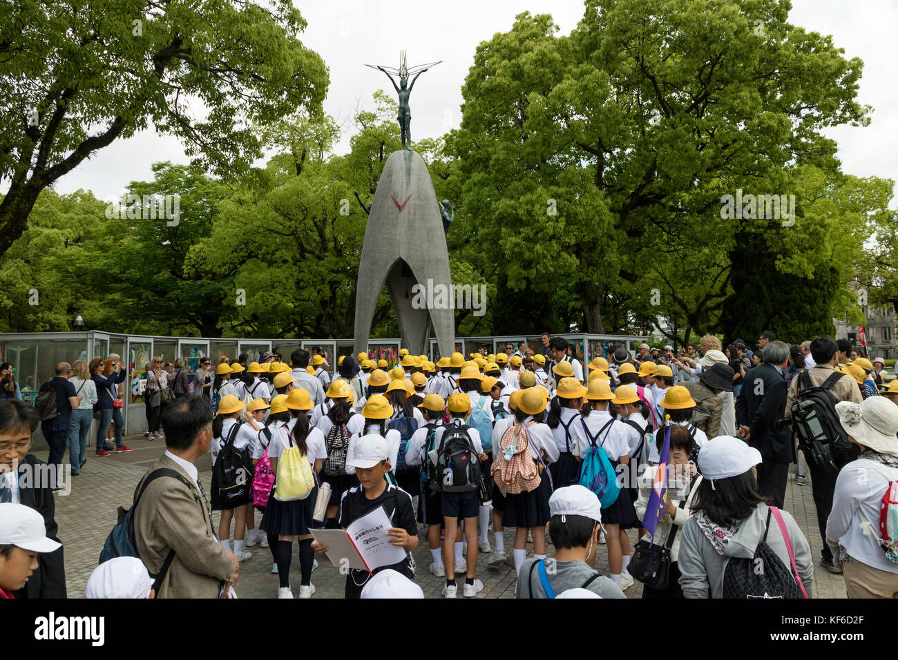 Hiroshima, Giappone - 25 maggio 2017: gli studenti la raccolta presso i bambini monumento di pace di Hiroshima Peace Memorial Park in memoria del bombardamento atomico vict Foto Stock
