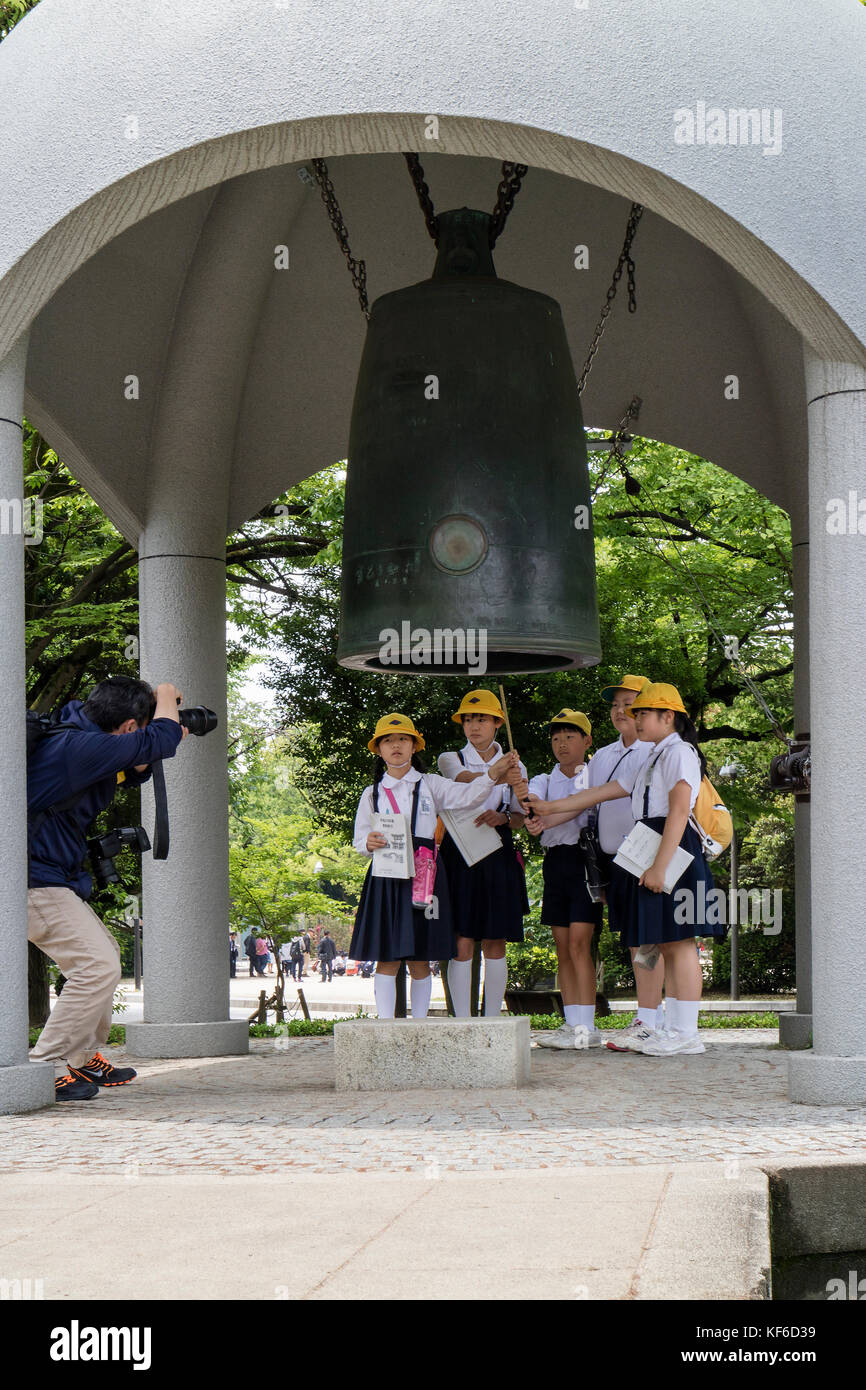 Hiroshima, Giappone - 25 maggio 2017: Gli studenti suonano la campana della pace nel Peace Memorial Park per la pace nel mondo, Hiroshima Foto Stock