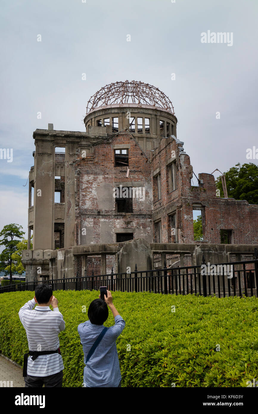 Hiroshima, Giappone - 25 Maggio 2017: i resti scheletrici dell'ex Hiroshima Prefectural Promozione Industriale Hall, l'UN-Bomb Dome Foto Stock