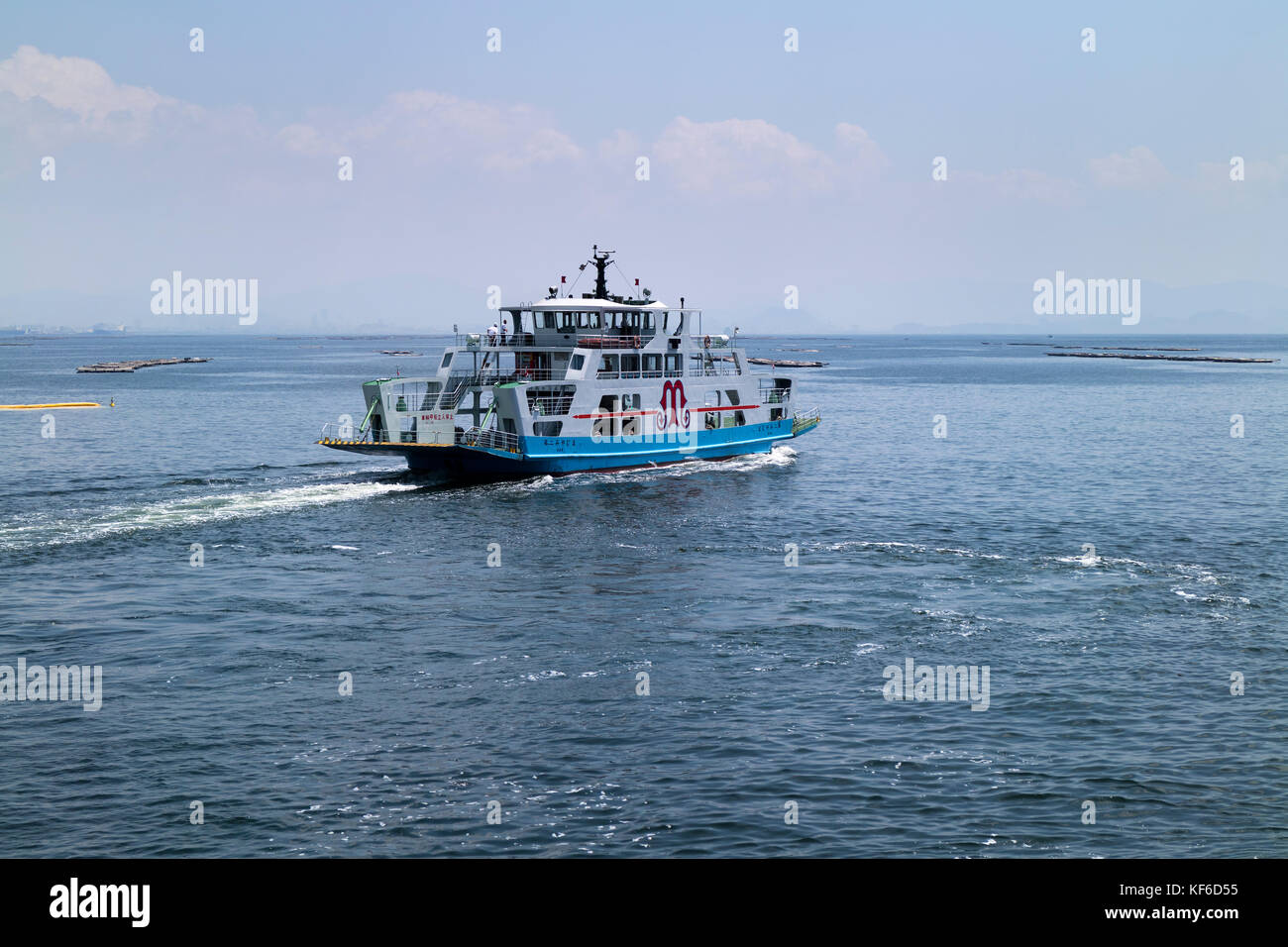 Hiroshima, Giappone - 26 maggio 2017: Un traghetto sul Mare interno di Seto che corre verso l'isola di Miyajima a Hiroshima, Giappone Foto Stock