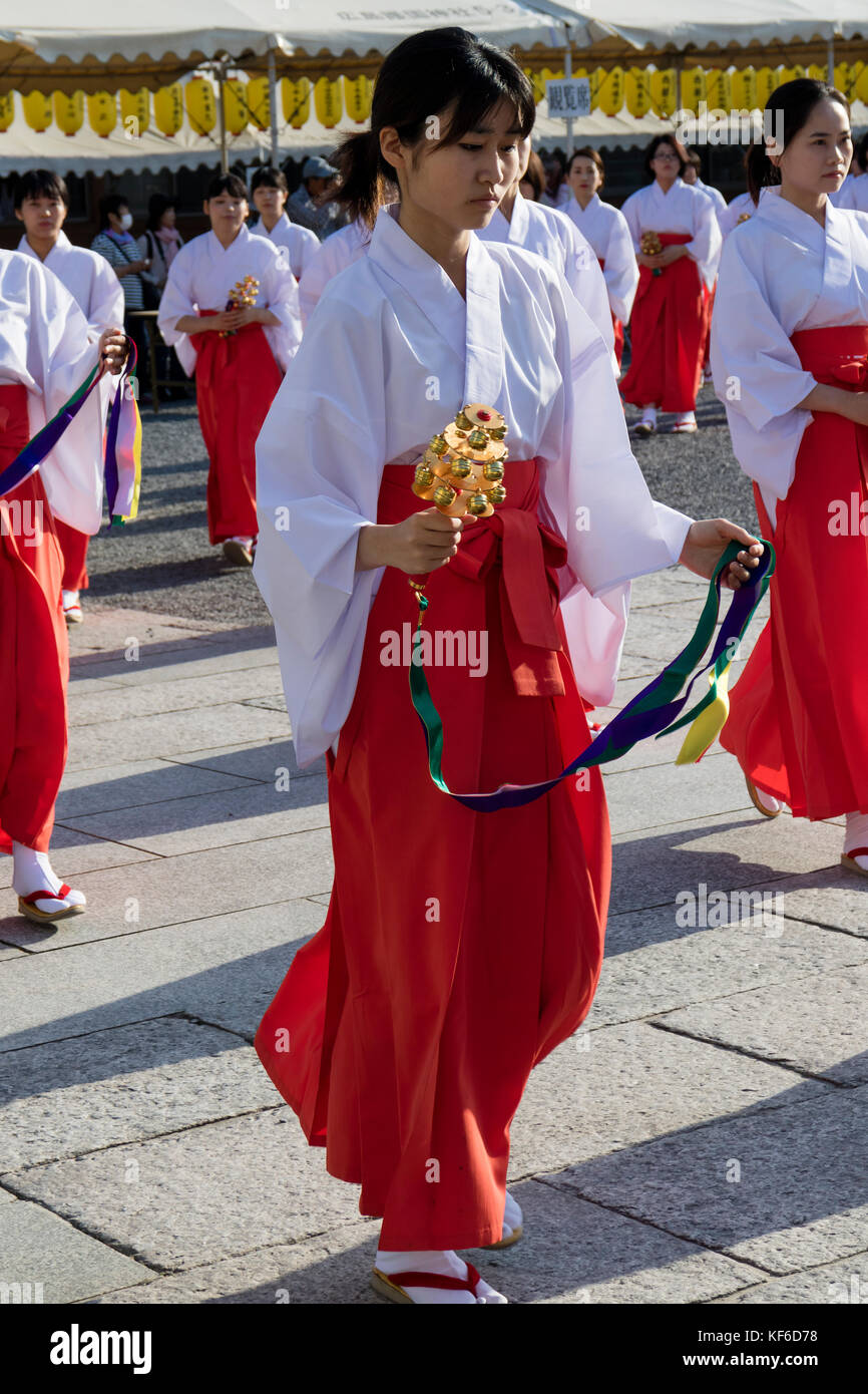 Hiroshima, Giappone - 27 maggio 2017: mantō mitama matsuri all'Hiroshima gokoku-jinja santuario, lo spettacolo di 100 santuario di fanciulle ballando con campane, s Foto Stock