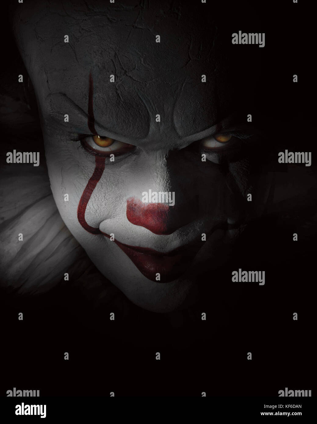 DATA di uscita: 8 settembre 2017 TITOLO: IT CASA DI PRODUZIONE: New Line Cinema DIRECTOR: Andy Muschietti TRAMA: Un gruppo di ragazzi bolliti band insieme quando un demone shapeishing, prendendo l'aspetto di un clown, inizia a caccia di bambini. Starring: Bill SKARSGARD come Pennywise poster art. (Credit Image: © New Line Cinema/Entertainment Pictures) Foto Stock