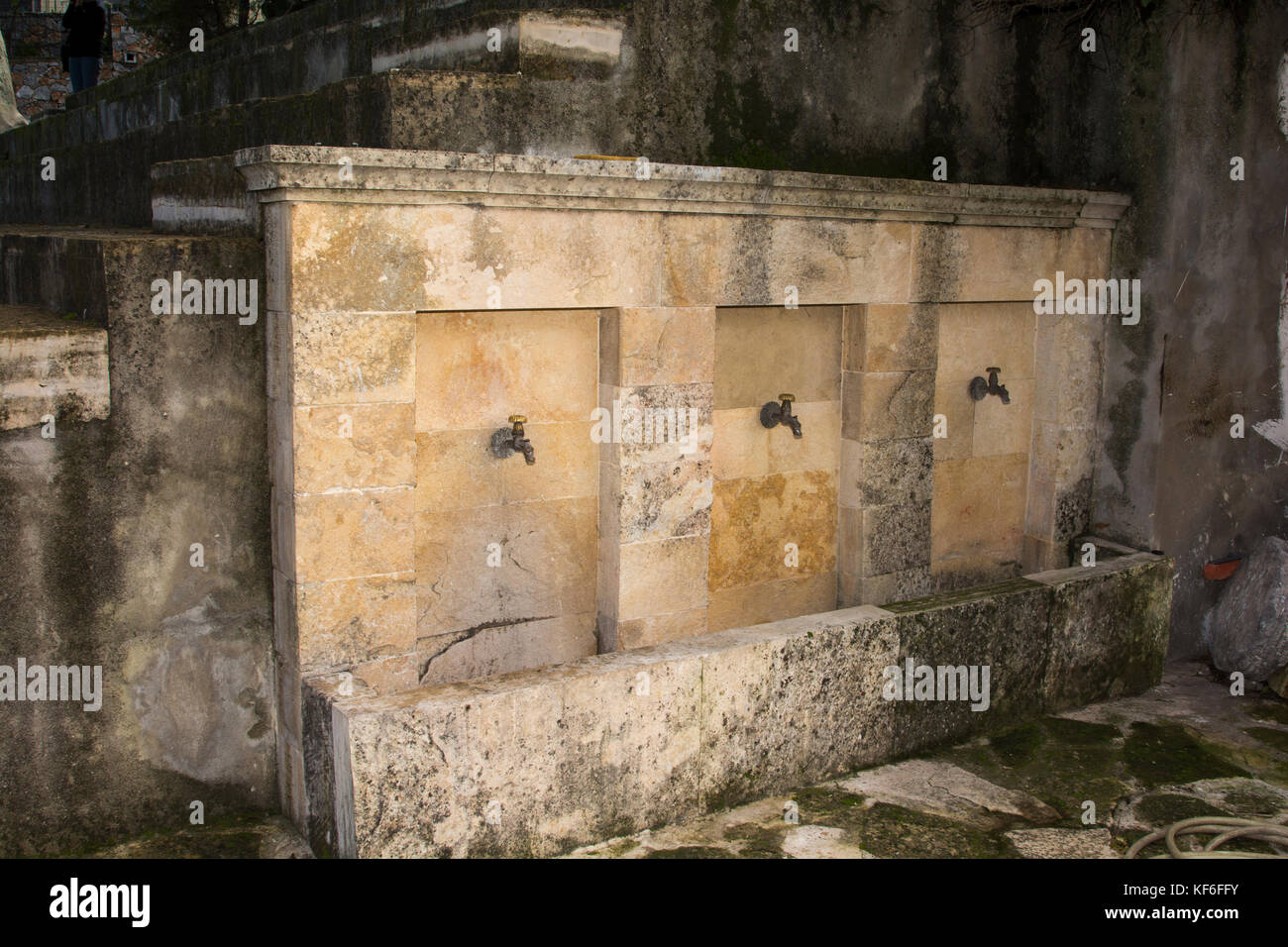 Rubinetto di acqua presso la fontana in creta di montagna villiage Myriokefala. Foto Stock