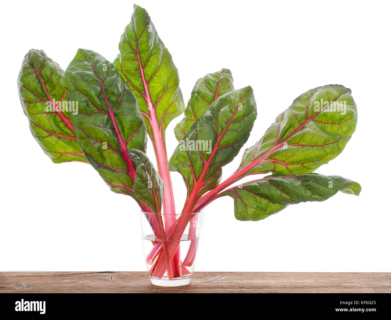 Swiss aka ruby chard lascia isolato su bianco. Foto Stock