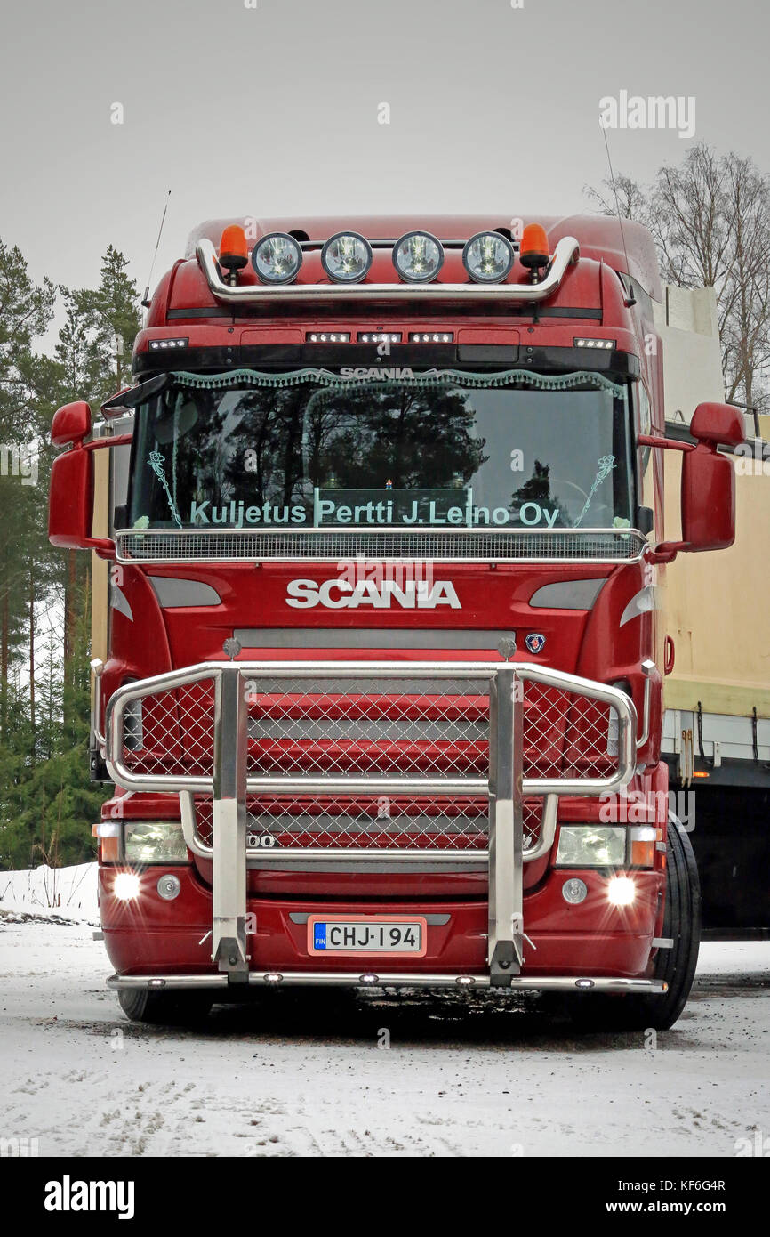 Paimio, Finlandia - 20 febbraio 2016: rosso scania r500 Carrello con bull bar nel sud della Finlandia. Il carrello è pronto per andare a consegnare il suo carico. Foto Stock