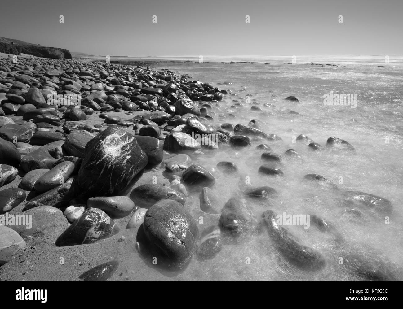 La spiaggia e gli scogli. Foto Stock