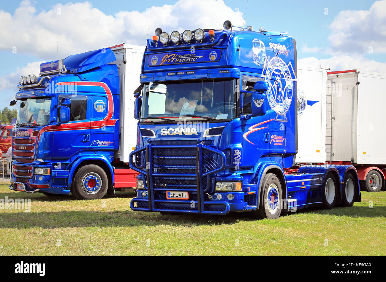 ALAHARMA, FINLANDIA - 7 AGOSTO 2015: Due veicoli Scania blu, di JH Kuljetus Oy, da sinistra R730 e R500 esposti all'annuale Power Truck Show 2015 i. Foto Stock