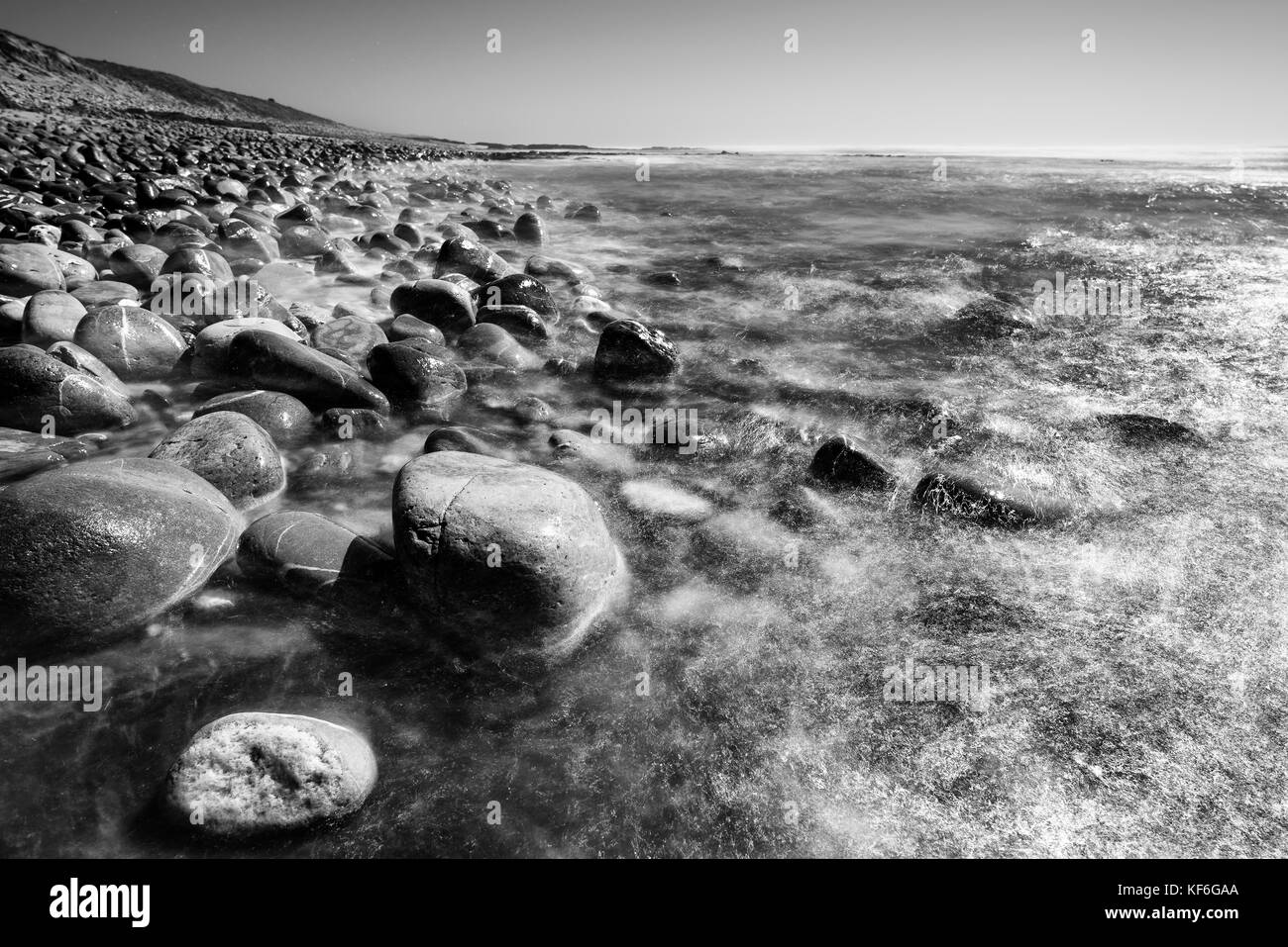 La spiaggia e gli scogli. Foto Stock
