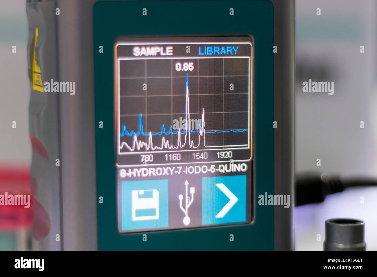 Monitor di handleheld spettrometro per analisi chimica ; messa a fuoco selettiva Foto Stock
