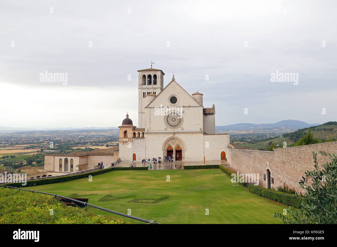 Italia ad Assisi, 30 giugno, 2017: famosa basilica di san Francesco di Assisi (Basilica papale di san francesco) con minore plaza al tramonto ad assisi, umbria, Foto Stock