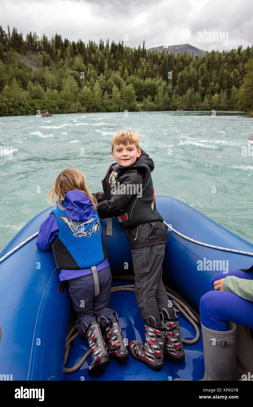 Stati Uniti d'America, Alaska, coopers atterraggio, kenai river, il gruppo di individui rafting lungo il fiume kenai Foto Stock