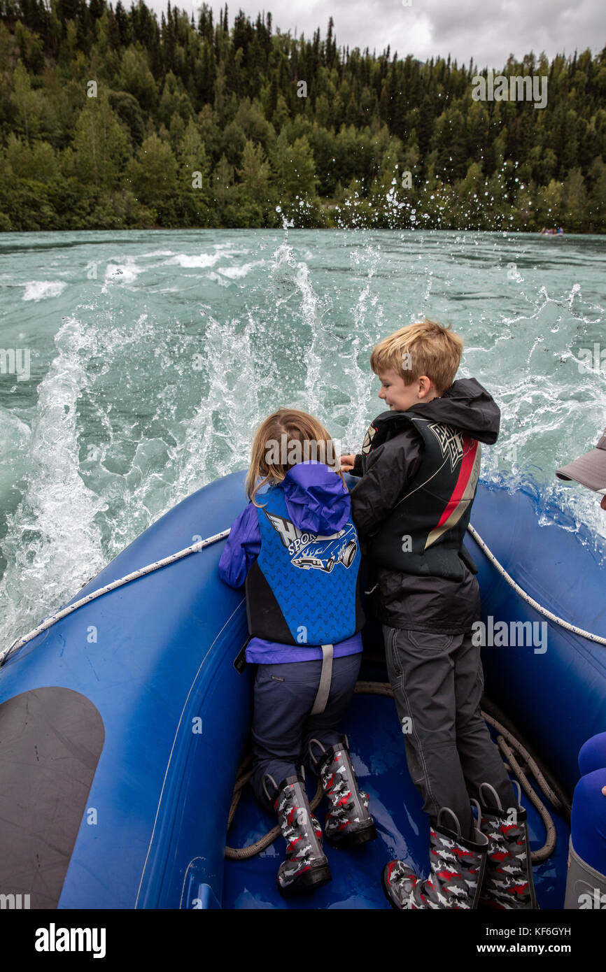 Stati Uniti d'America, Alaska, coopers atterraggio, kenai river, il gruppo di individui rafting lungo il fiume kenai Foto Stock