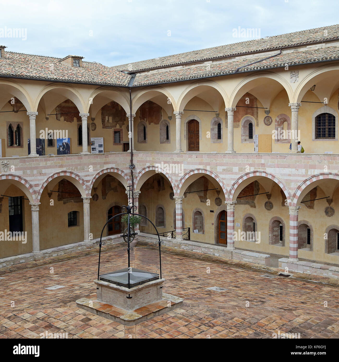 ASSISI (PG), ITALIA 30 GIUGNO 2017: Chiostro della Basilica di San Francesco. Assisi. Umbria Foto Stock