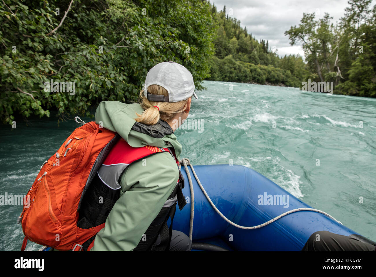 Stati Uniti d'America, Alaska, coopers atterraggio, kenai river, il gruppo di individui rafting lungo il fiume kenai Foto Stock