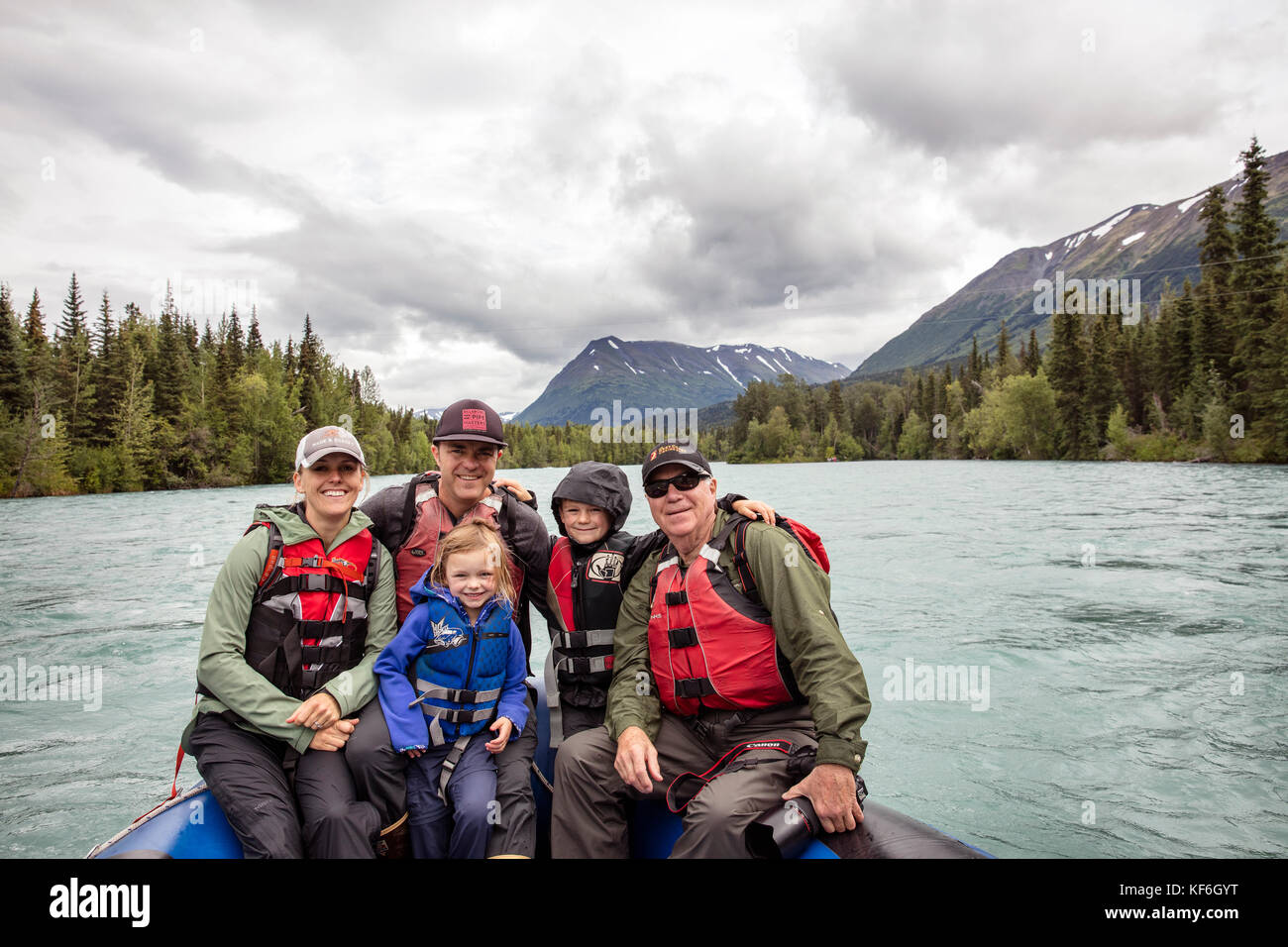 Stati Uniti d'America, Alaska, coopers atterraggio, kenai river, il gruppo di individui rafting lungo il fiume kenai Foto Stock