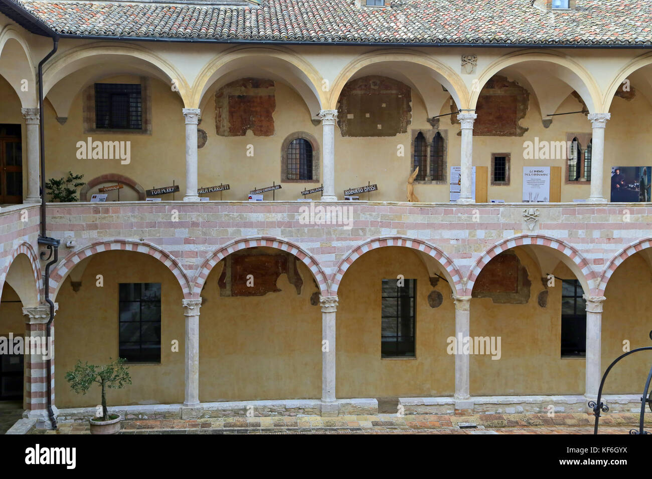 ASSISI, ITALIA 30 GIUGNO, 2017: Chiostro della Basilica di San Francesco. Assisi. Umbria Foto Stock