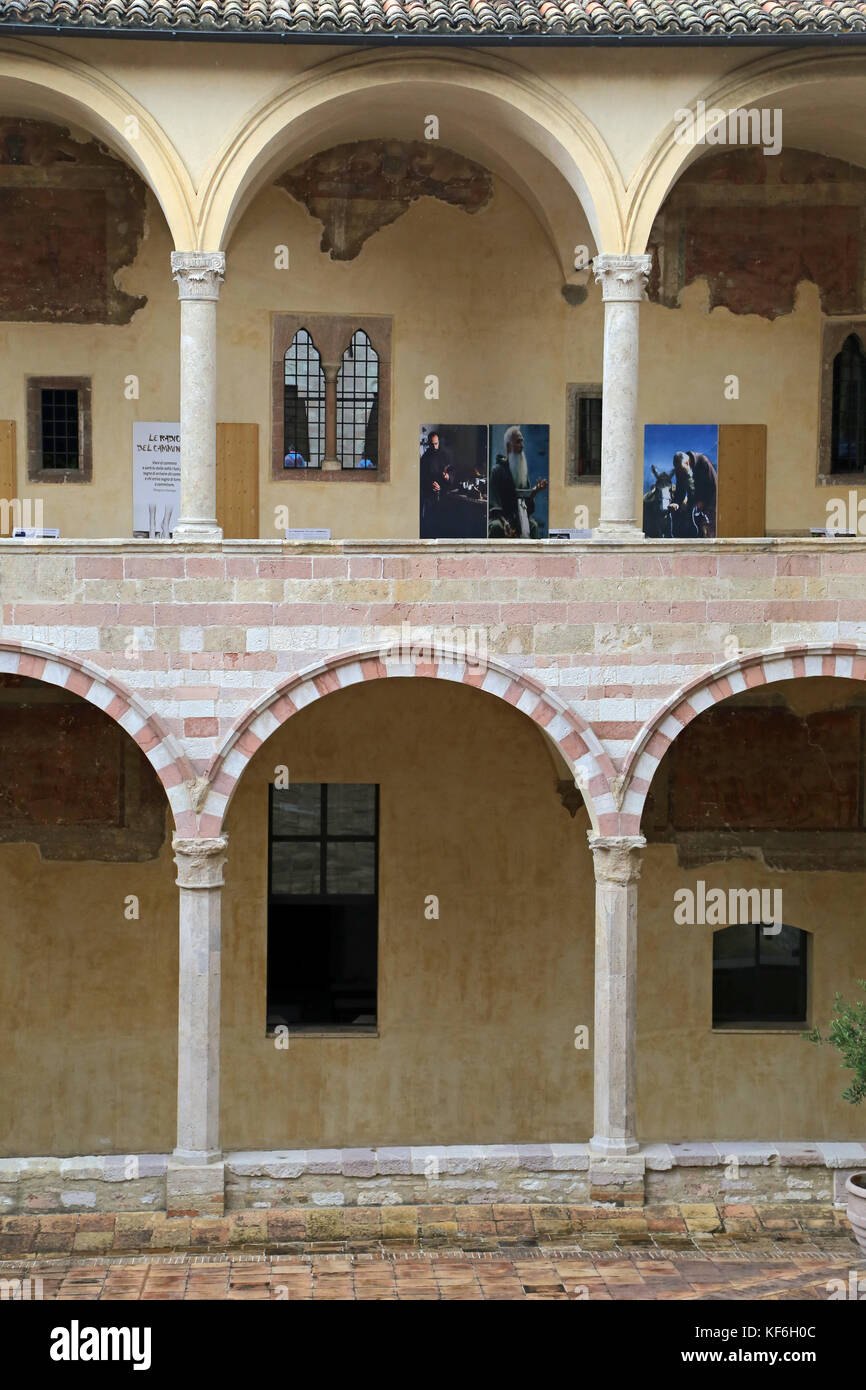 ASSISI, ITALIA 30 GIUGNO, 2017: Chiostro della Basilica di San Francesco. Assisi. Umbria Foto Stock