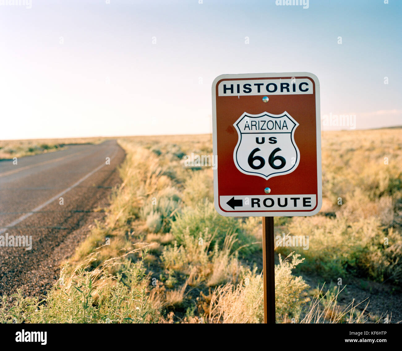 Stati Uniti d'America, Arizona, la storica Route 66 e cartello stradale Foto Stock