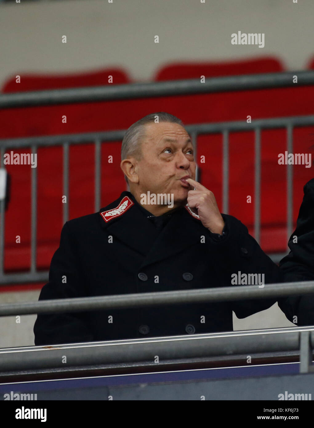 Londra, Regno Unito. 25 ott 2017. David Sullivan co proprietario del West Ham United durante il Carabao Cup match tra Tottenham Hotspur e il West Ham United ha giocato allo stadio di Wembley, Londra, Regno Unito. Credito: Jason Mitchell/Alamy Live News Foto Stock