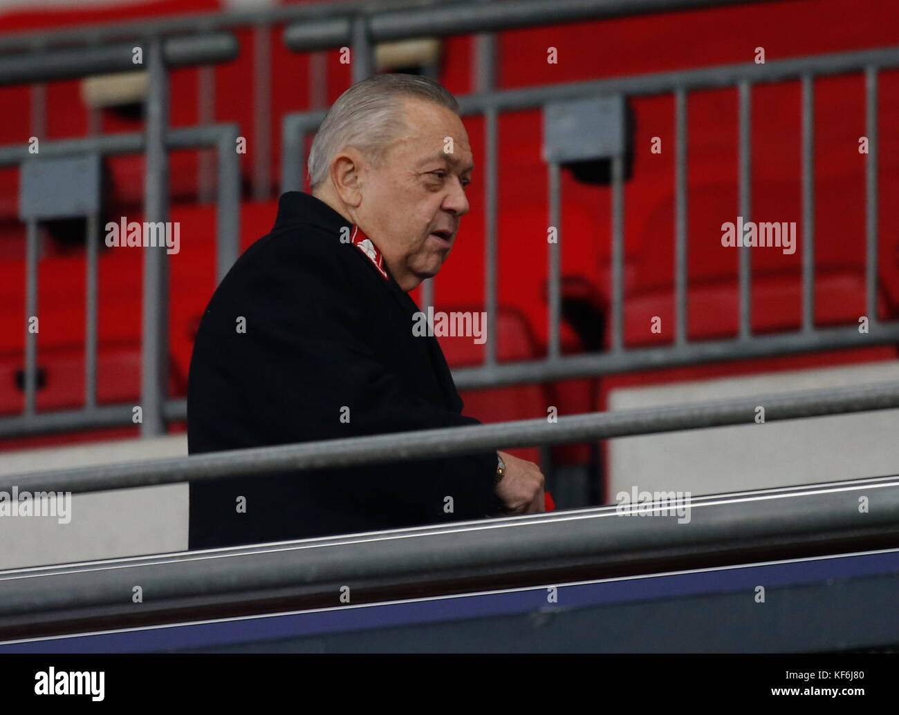 Londra, Regno Unito. 25 ott 2017. David Sullivan co proprietario del West Ham United durante il Carabao Cup match tra Tottenham Hotspur e il West Ham United ha giocato allo stadio di Wembley, Londra, Regno Unito. Credito: Jason Mitchell/Alamy Live News Foto Stock