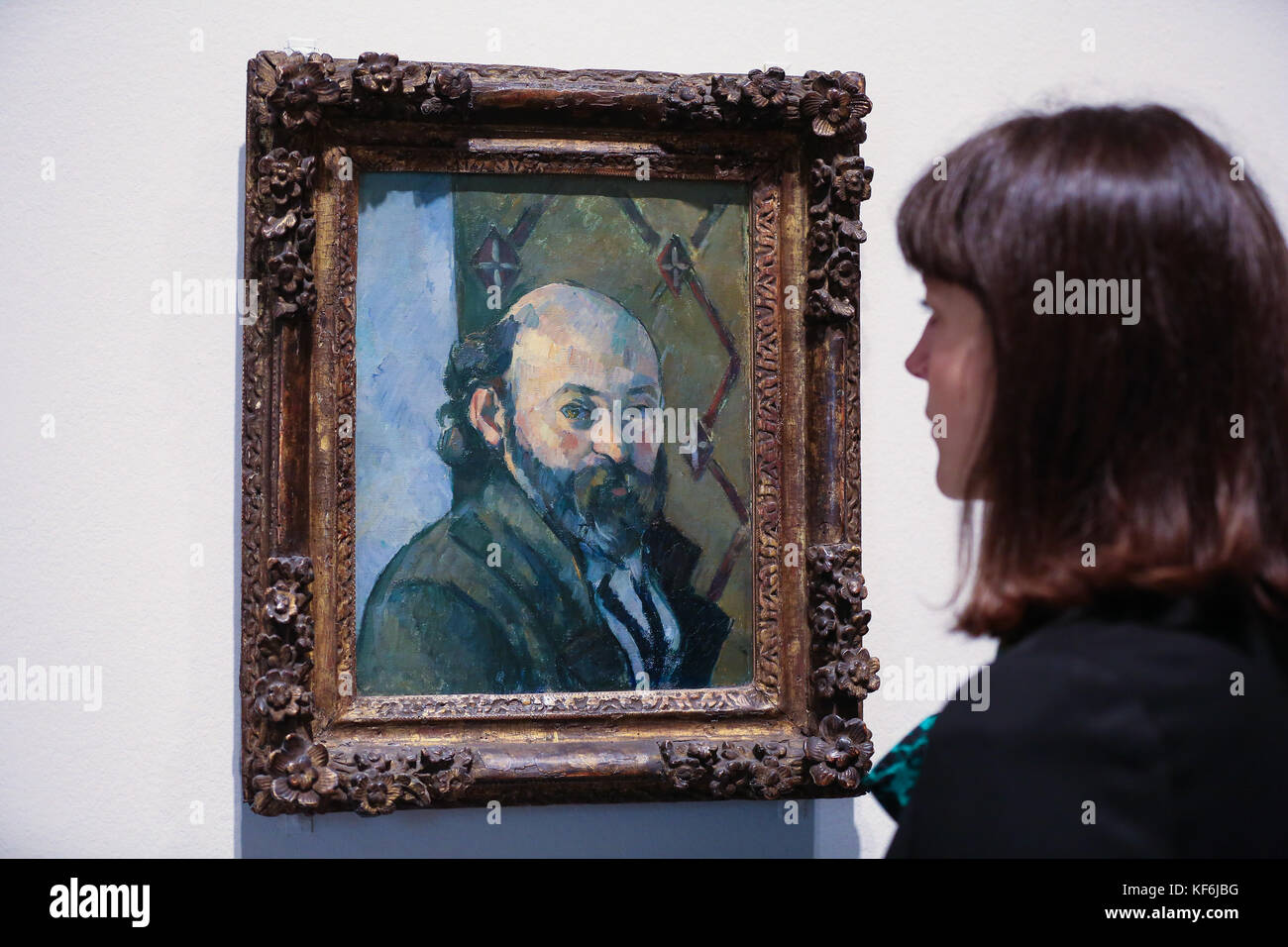 National Portrait Gallery, Londra, Regno Unito. 25 Ott 2017. Una donna guarda un autoritratto c.1880-1 gli autoritratti di Paul Cézanne, dipinti nel 1885 e 1886, saranno esposti per la prima volta nel Regno Unito in una mostra, Cézanne Ritratti, alla National Portraits Gallery di Londra, giovedì 26 ottobre 2017. La mostra riunisce per la prima volta oltre cinquanta ritratti di Cézanne provenienti da collezioni di tutto il mondo. La mostra comprende anche una serie di opere che sono state esposte per l'ultima volta nel Regno Unito negli anni '20 e '30. Credit: Dinendra Haria/Alamy Live News Foto Stock