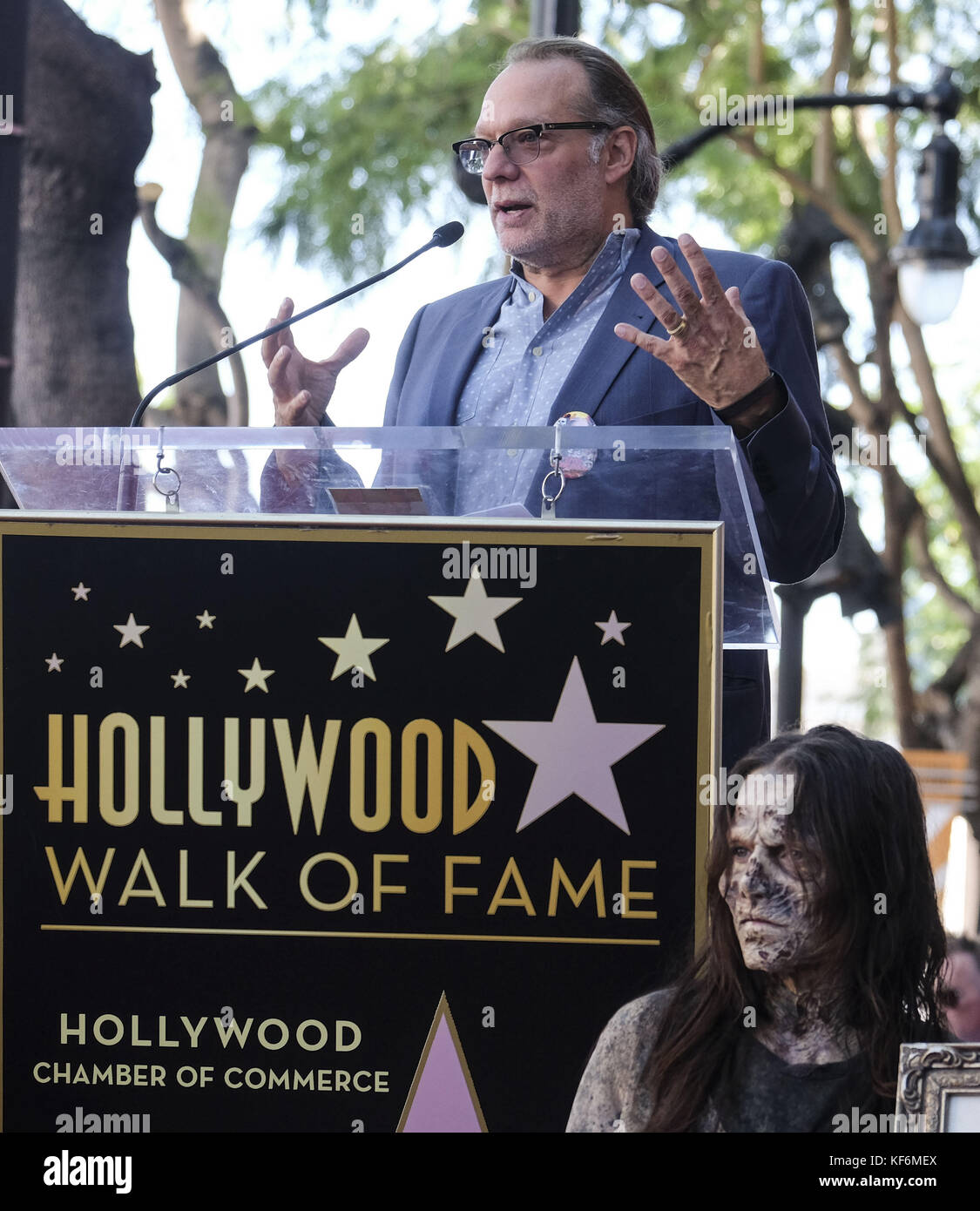 Los Angeles, California, Stati Uniti. 24 Ott 2017. Gregory Nicotero, creatore di effetti speciali per il make-up, produttore e regista televisivo, parla durante la cerimonia della stella George Romero sulla Hollywood Walk of Fame il 25 ottobre 2017 a Los Angeles. Credit: Ringo Chiu/ZUMA Wire/Alamy Live News Foto Stock