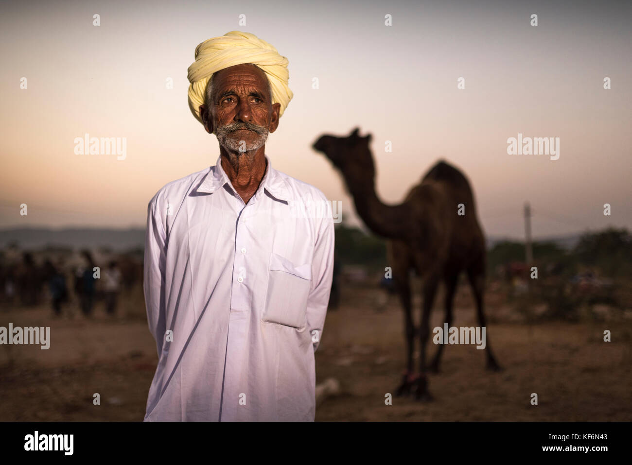 Pushkar, India. 25 ott 2017. camel fiera che si tiene in pushkar, India. Un herder con il suo cammello in background. Credito: ravikanth kurma/alamy live news Foto Stock