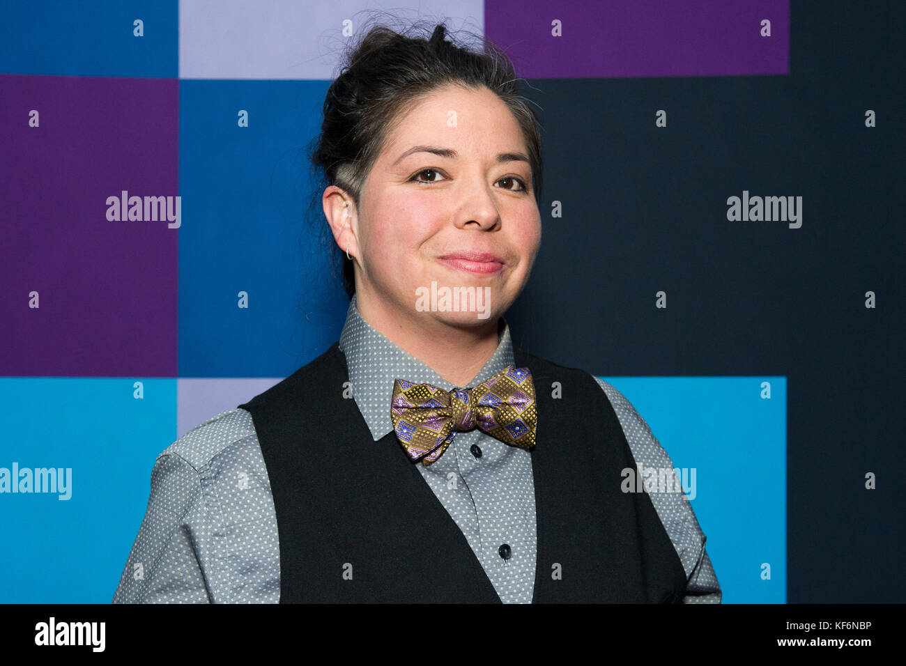 Toronto, Canada. 25 ottobre 2017. L'artista mi'kmaw Ursula Johnson, vincitrice del Sobey Art Award 2017 al Sobey Art Award Gala 2017 presso l'Università di Toronto, ospitato dal Museo d'Arte dell'Università di Toronto il 25 ottobre 2017. Credito: EXImages/Alamy Live News Foto Stock