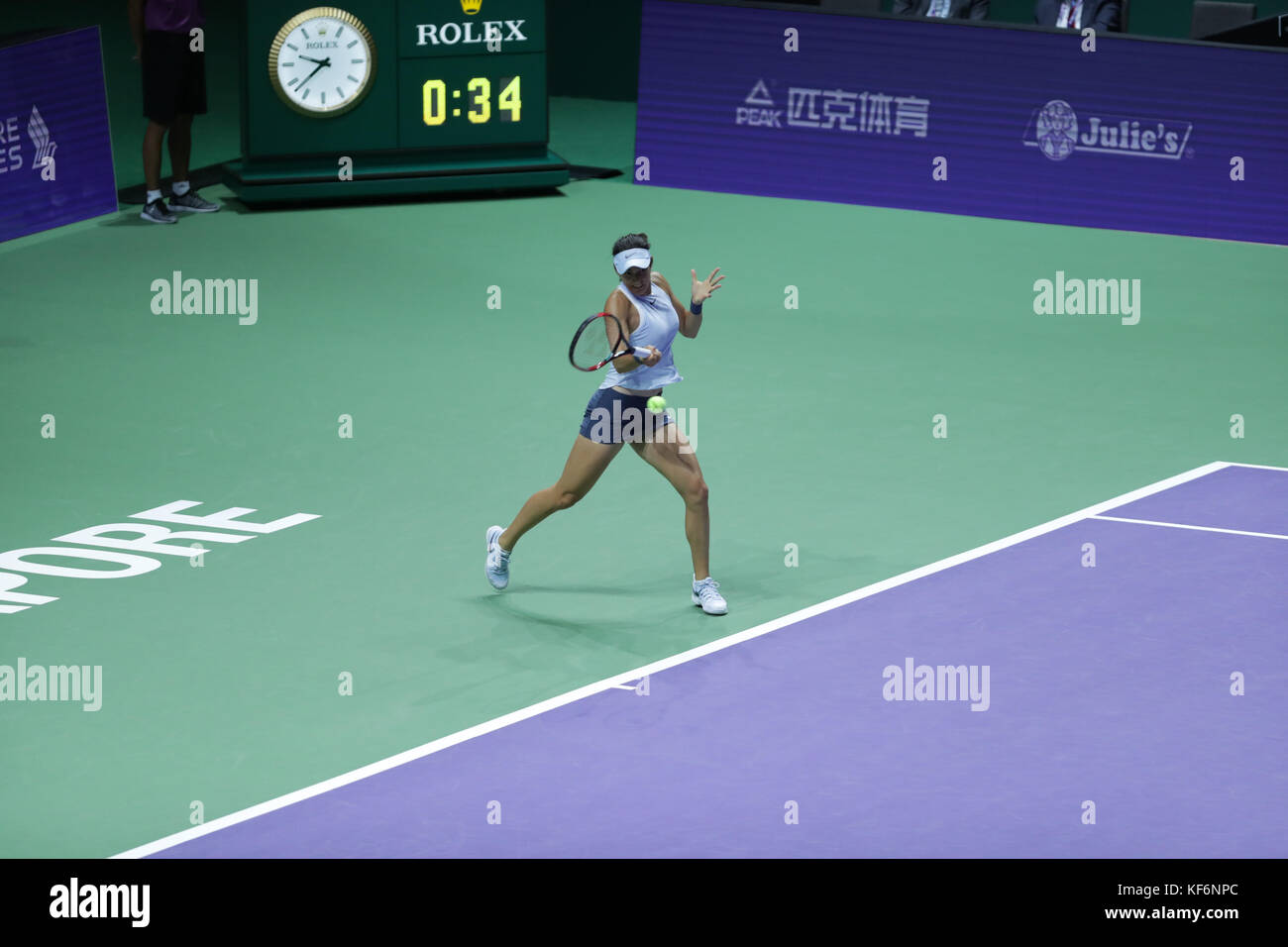 Singapore, Singapore. 25 ott 2017. francese tennista caroline garcia è in azione durante il suo primo round robin match del wta finals vs Ucraina giocatore di tennis elina svitolina il Ott 25, 2017 in Singapore, Singapore - credit: yan lerval/alamy live news Foto Stock