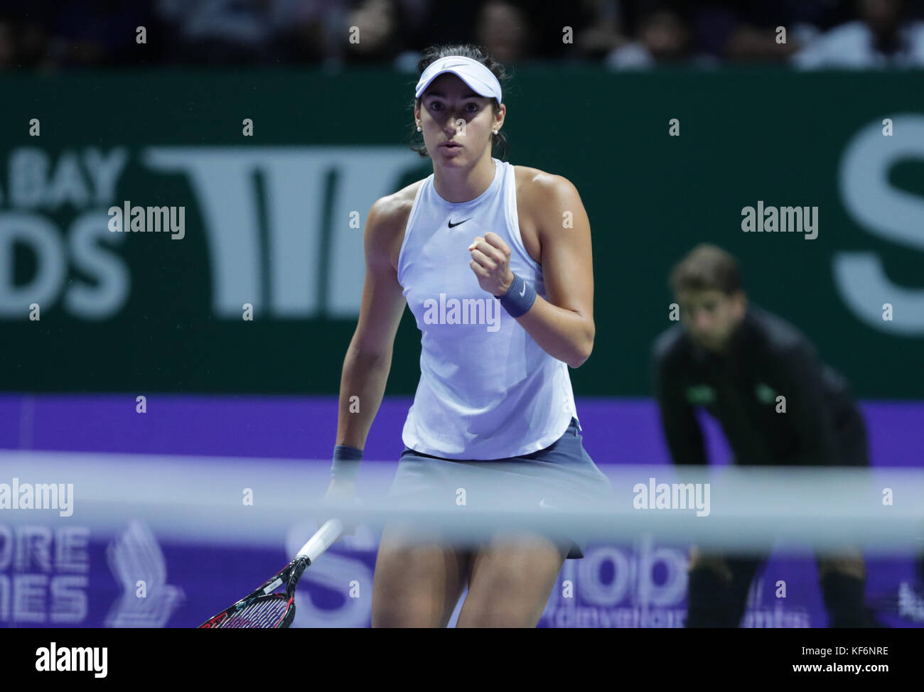 Singapore, Singapore. 25 ott 2017. francese tennista caroline garcia è in azione durante il suo primo round robin match del wta finals vs Ucraina giocatore di tennis elina svitolina il Ott 25, 2017 in Singapore, Singapore - credit: yan lerval/alamy live news Foto Stock