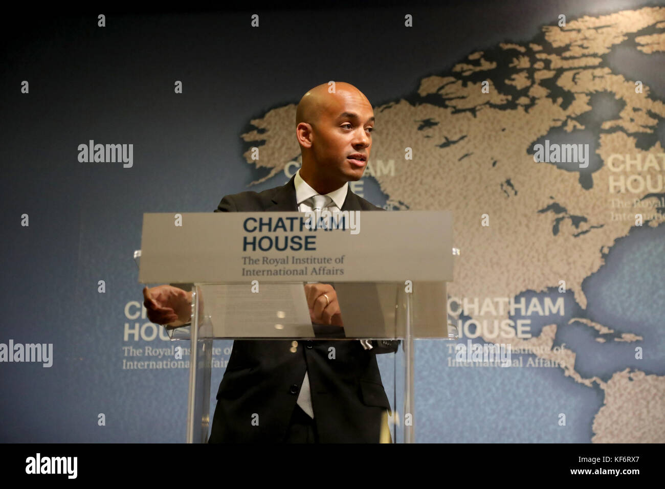 Londra, Regno Unito. 26 ott 2017. Chuka Umunna, partito laburista MP e sedia di voto lascia guardare, parlando sul ruolo internazionale per il Regno Unito dopo la votazione Brexit, a Chatham House think-tank a Londra il 26 ottobre 2017. Credito: Dominic Dudley/Alamy Live News Foto Stock