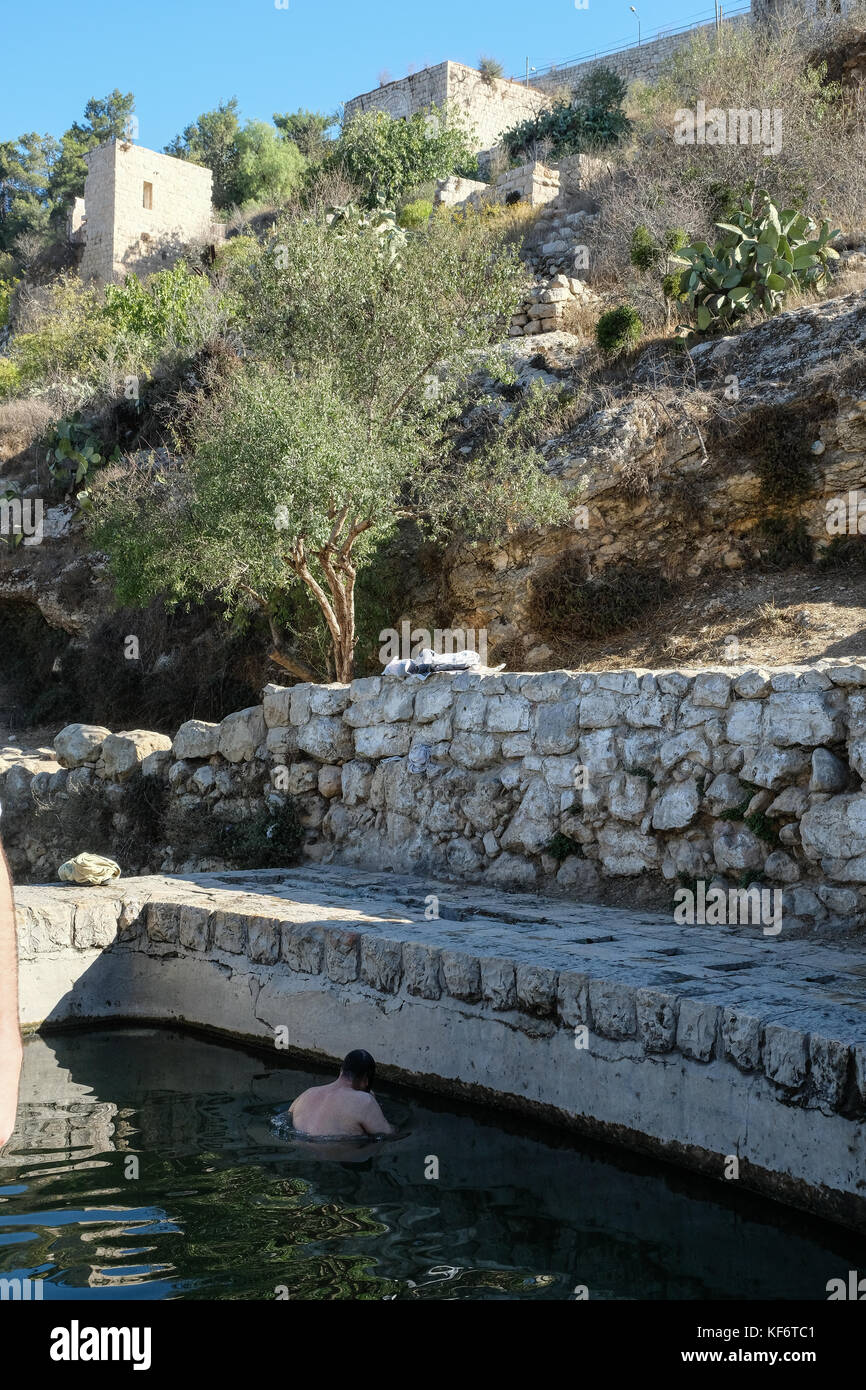 Gerusalemme, Israele. 26 ott 2017. Una religiosa ebraica cali di uomo in una piscina di acqua raccolta da un naturale sotterranea in lifta per ottenere la purezza rituale. Il World Monuments Fund, nella sua 2018 World Monuments Watch, ha richiamato l attenzione su 25 siti del patrimonio e le forze che minacciano la loro tra loro il villaggio di lifta in Gerusalemme. Credito: nir alon/alamy live news Foto Stock