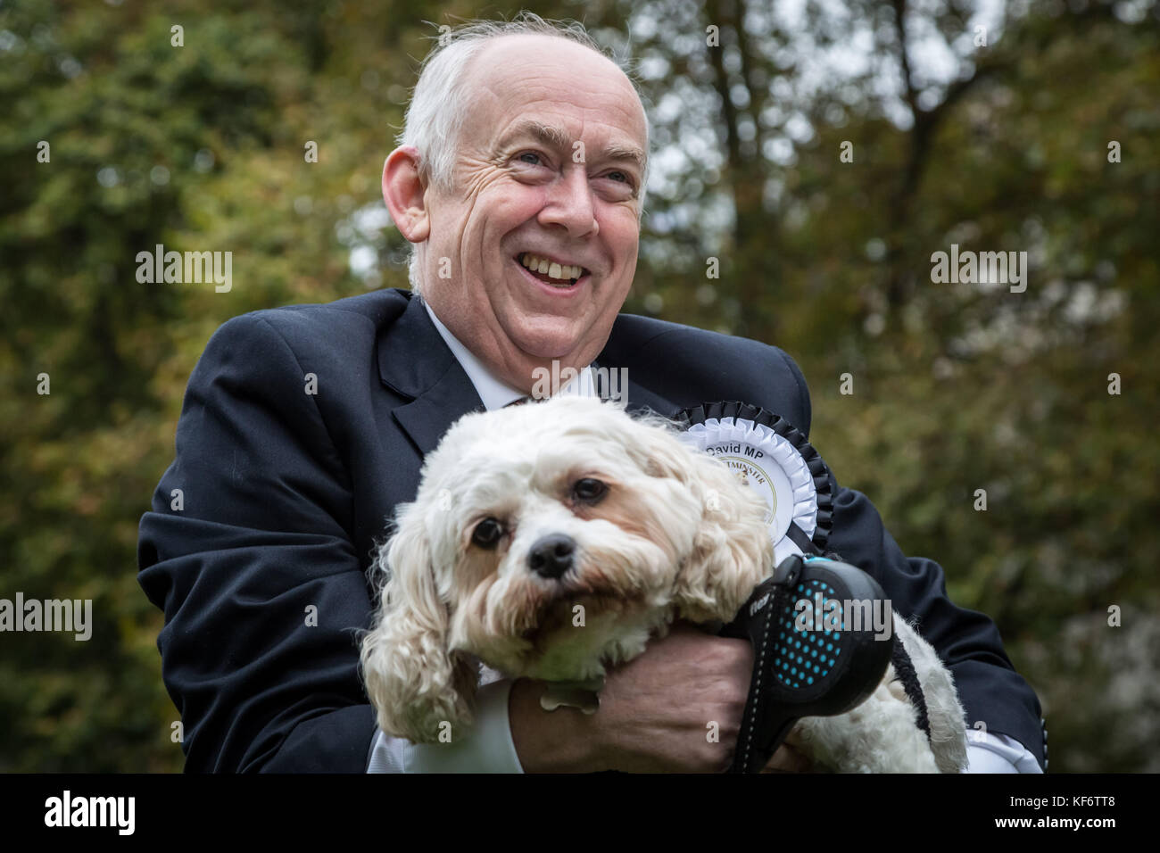 Londra, Regno Unito. 26 ott 2017. Wayne David lavoro MP con il suo animale domestico Spaniel Alice alla venticinquesima edizione del cane di Westminster dell'anno. Credito: Guy Corbishley/Alamy Live News Foto Stock