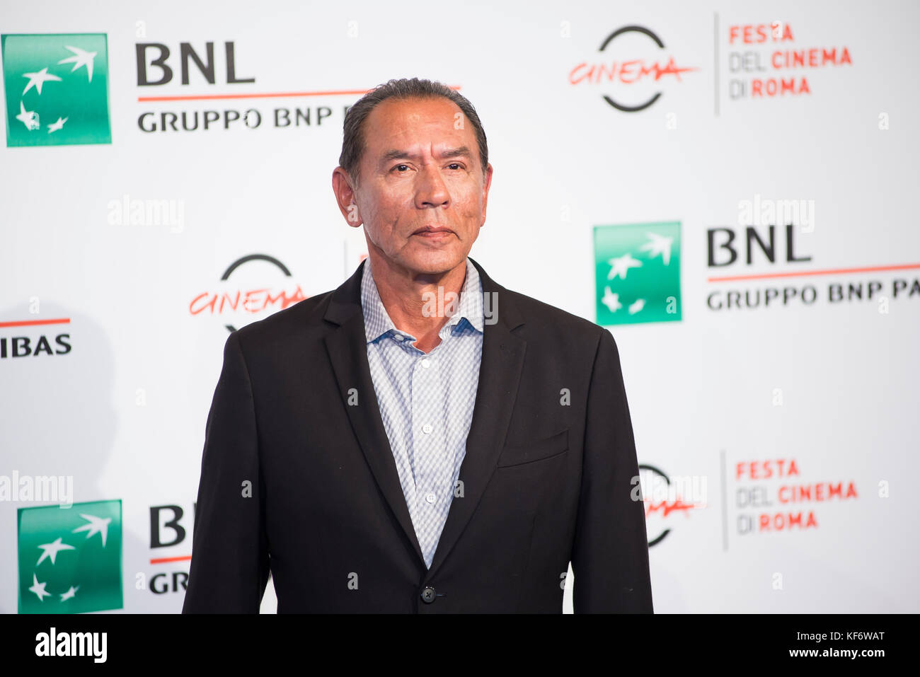 Roma, Italia. 26 ott 2017. Wes Studi assiste il photocall di ostili durante il Festival del Cinema di Roma 2017 presso Auditorium Parco della Musica di Roma. Credito: Silvia Gerbino/Alamy Live News Foto Stock