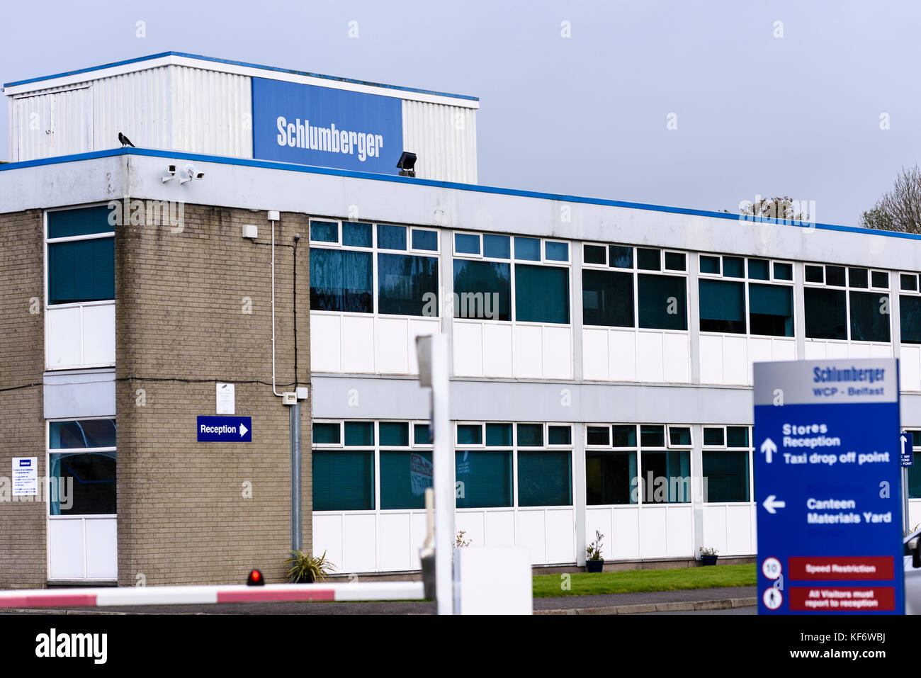 Newtownabbey, Irlanda del Nord. 26/10/2017 - la più grande del mondo oilfield services company Sclumberger annuncia la chiusura dei loro impianti di Belfast con la perdita di 205 posti di lavoro in mezzo ad una contrazione della domanda withgin l'industria del petrolio e del gas. Foto Stock