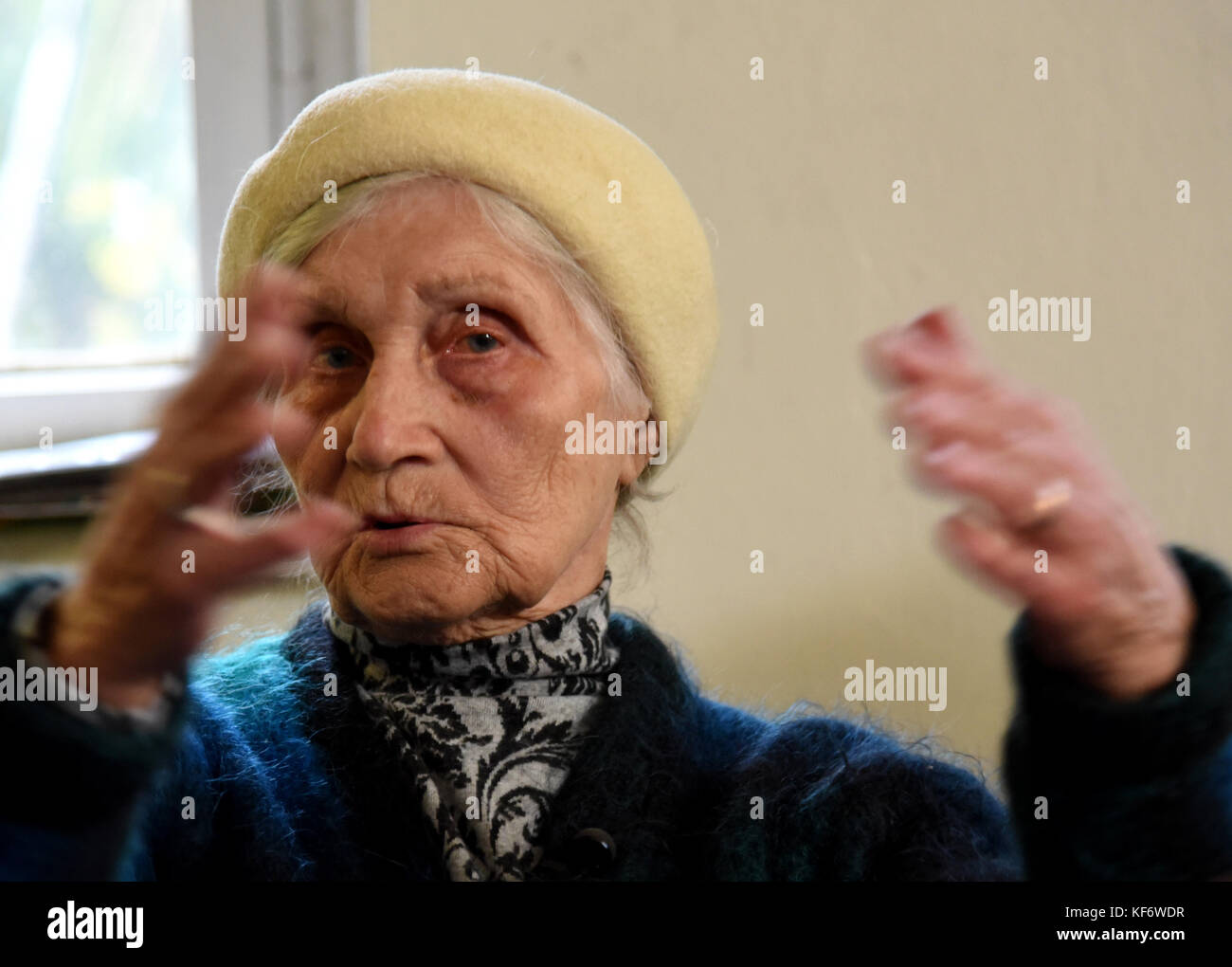 La sopravvissuta all'Olocausto Anna Wladimirowna Lipstowa parla del suo tempo nel campo di lavoro forzato a Neuaubing, Monaco, Germania, 23 Ocotber 2017. Un memoriale deve essere costruito sul sito del campo di lavoro. Foto: Amelie Geiger/dpa Foto Stock