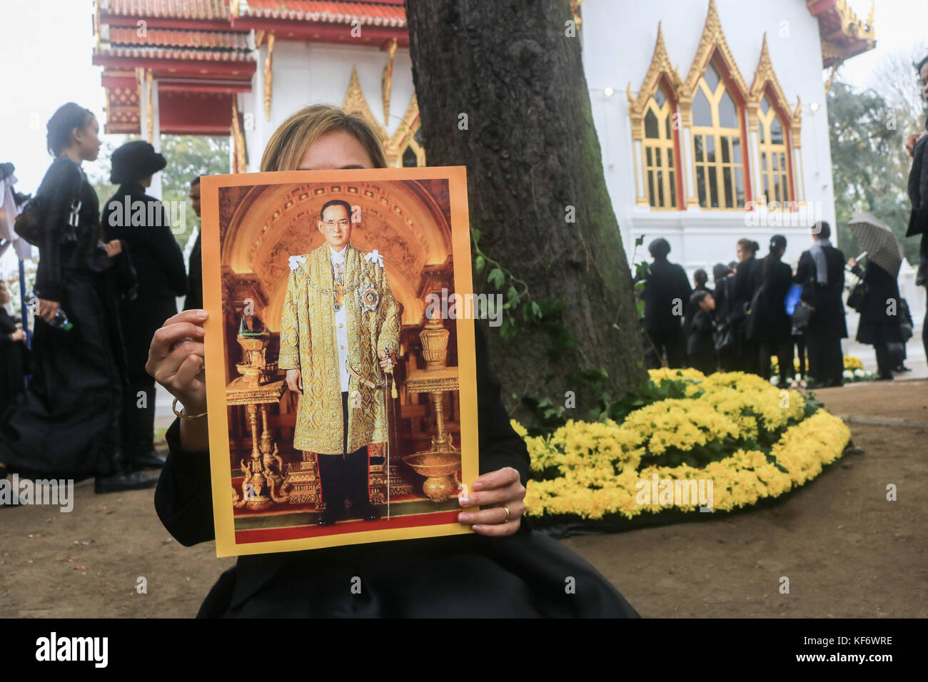 Londra, Regno Unito. 26 ott 2017. centinaia di persone in lutto dal british thai comunità vestita di nero pagato loro il rispetto nella pioggia a buddhapadipa thai tempio buddista a Wimbledon al re Bhumibol Adulyadej di Tailandia che è morto un anno fa il 24 ottobre 2016, i cui servizi di pompe funebri e di cremazione si svolge oggi nella capitale thailandese bangkok. Credito: amer ghazzal/alamy live news Foto Stock