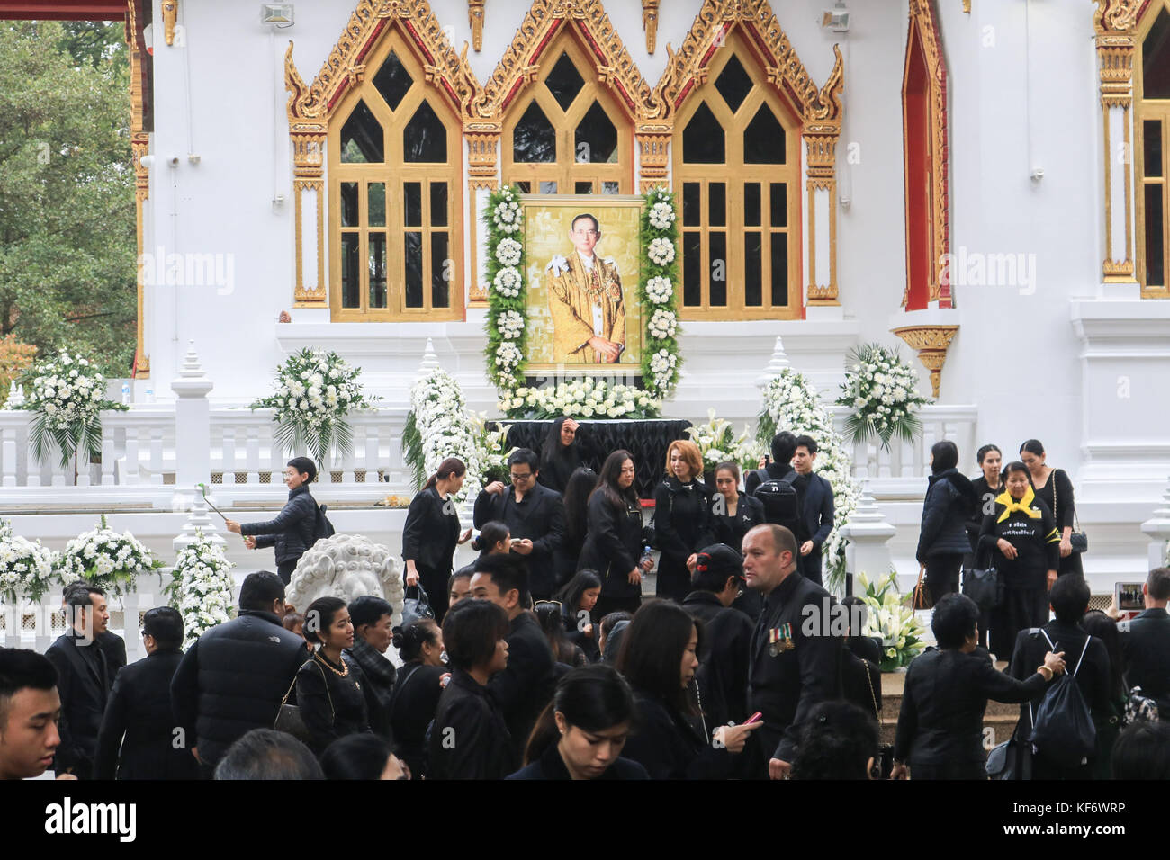 Londra, Regno Unito. 26 ott 2017. centinaia di persone in lutto dal british thai comunità vestita di nero pagato loro il rispetto nella pioggia a buddhapadipa thai tempio buddista a Wimbledon al re Bhumibol Adulyadej di Tailandia che è morto un anno fa il 24 ottobre 2016, i cui servizi di pompe funebri e di cremazione si svolge oggi nella capitale thailandese bangkok. Credito: amer ghazzal/alamy live news Foto Stock