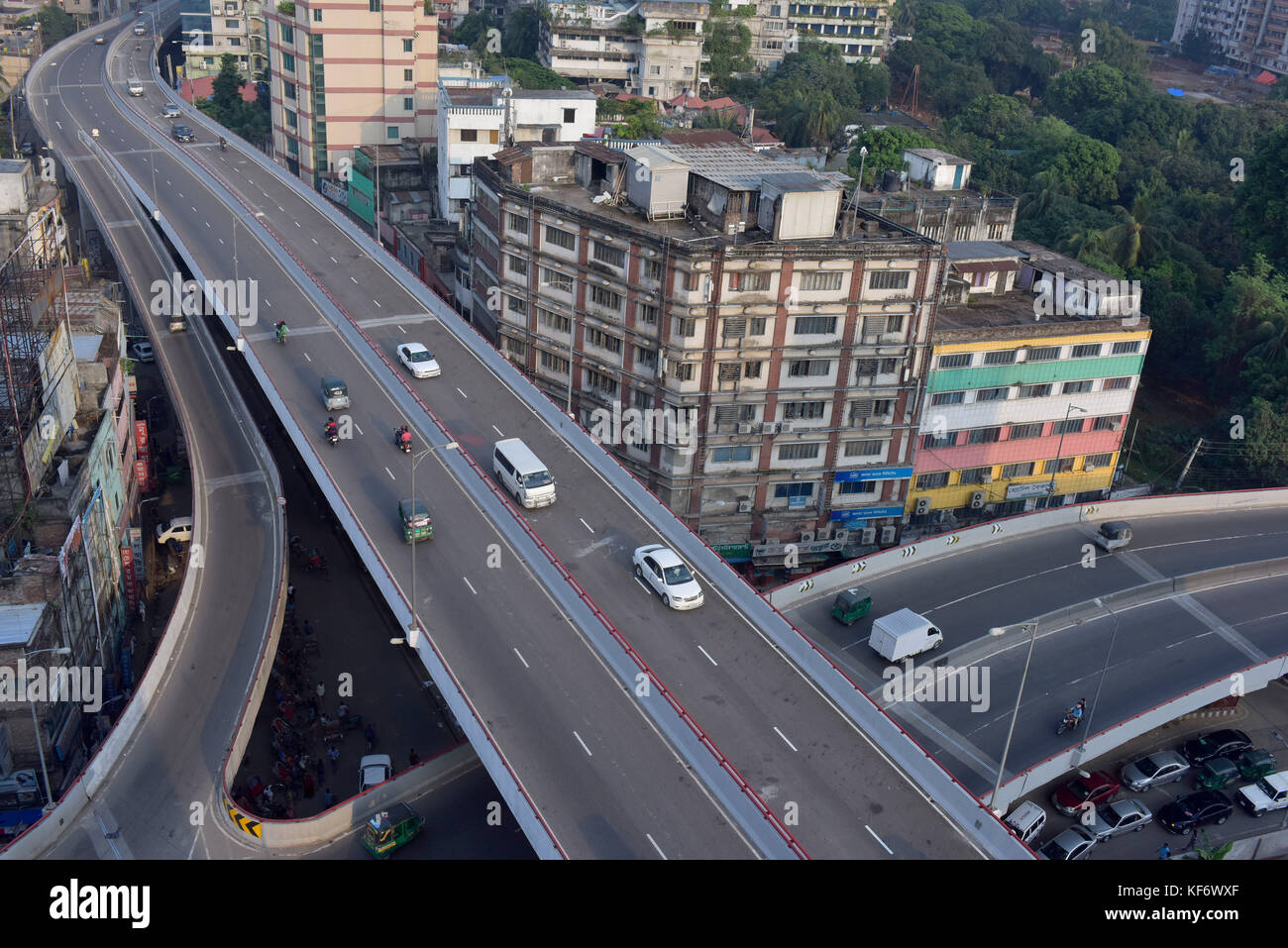 Dacca in Bangladesh. 26 ott 2017. Il Primo Ministro Sheikh Hasina oggi formalmente aperto il 8.7km mouchak-moghbazar cavalcavia al pubblico con la 4km malibagh-razarbagh-sezione shantinagar pronto per il traffico, Dhaka, Bangladesh, 26 ottobre 2017. In precedenza, il cavalcavia costruzione aveva attirato pubblico costante ira e vestito di stracci per le strade e la cattiva gestione del traffico al di sotto ed era macchiato con incidenti e onsite causalities tempo e nuovamente. Credito: sk hasan ali/alamy live news Foto Stock