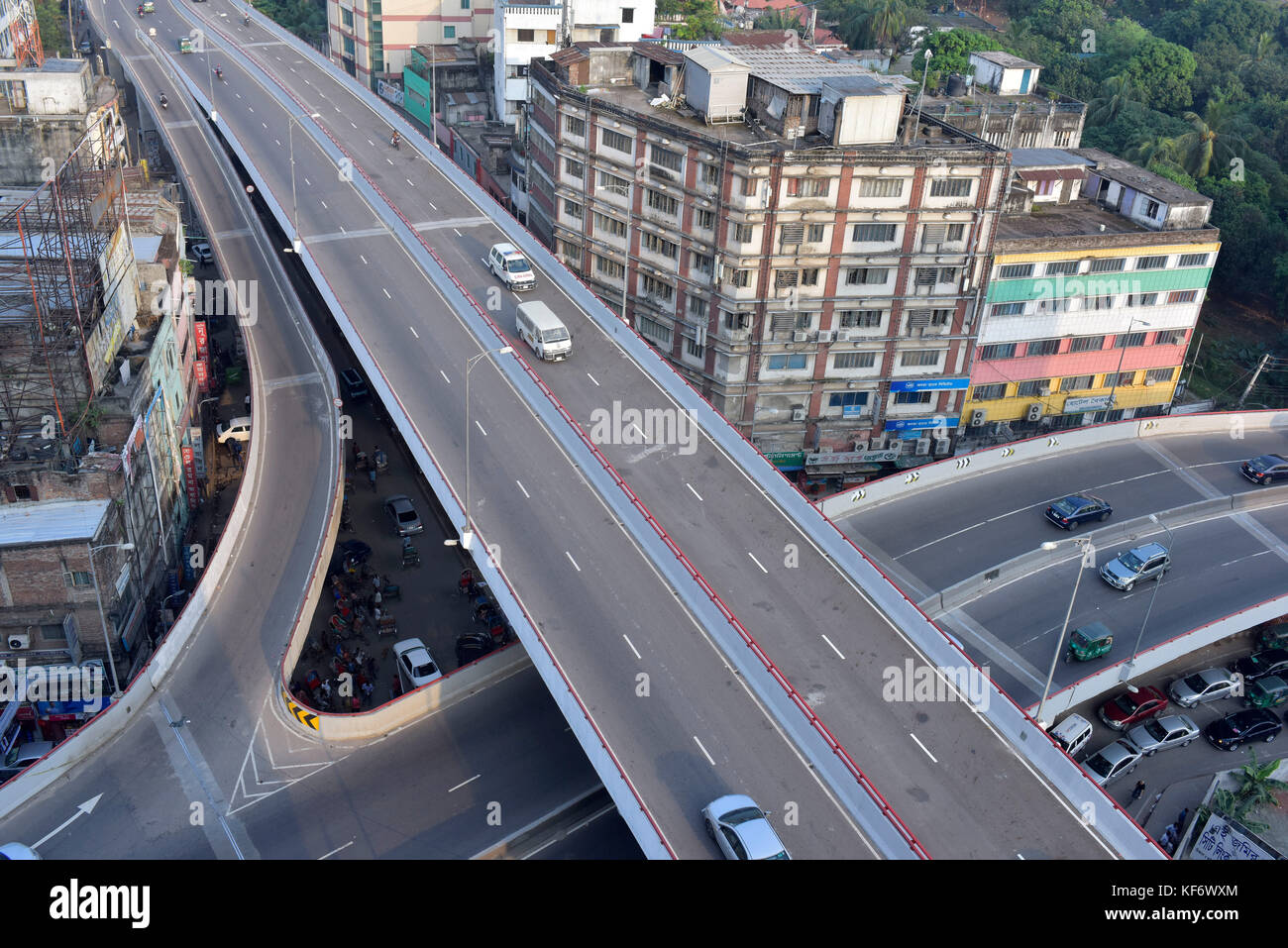 Dacca in Bangladesh. 26 ott 2017. Il Primo Ministro Sheikh Hasina oggi formalmente aperto il 8.7km mouchak-moghbazar cavalcavia al pubblico con la 4km malibagh-razarbagh-sezione shantinagar pronto per il traffico, Dhaka, Bangladesh, 26 ottobre 2017. In precedenza, il cavalcavia costruzione aveva attirato pubblico costante ira e vestito di stracci per le strade e la cattiva gestione del traffico al di sotto ed era macchiato con incidenti e onsite causalities tempo e nuovamente. Credito: sk hasan ali/alamy live news Foto Stock