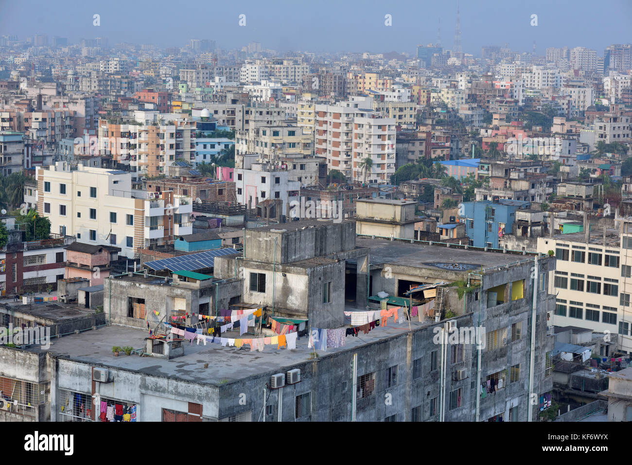 Dacca in Bangladesh. 26 ott 2017. birdseye vista del dhaka città metropolitana. dhaka, una città di più di 15 milioni di persone, sembra essere lo scoppio in corrispondenza delle cuciture. Esso presenta quasi ovunque, uno spettacolo di squallore, shanty abitazioni, orribile la congestione del traffico, carenza di base di servizi di pubblica utilità, la mancanza di luoghi di ricreazione o parchi naturali e parchi giochi, aria impura, intrusione di stabilimenti commerciali e produzione in zone residenziali, ecc. Credito: sk hasan ali/alamy live news Foto Stock