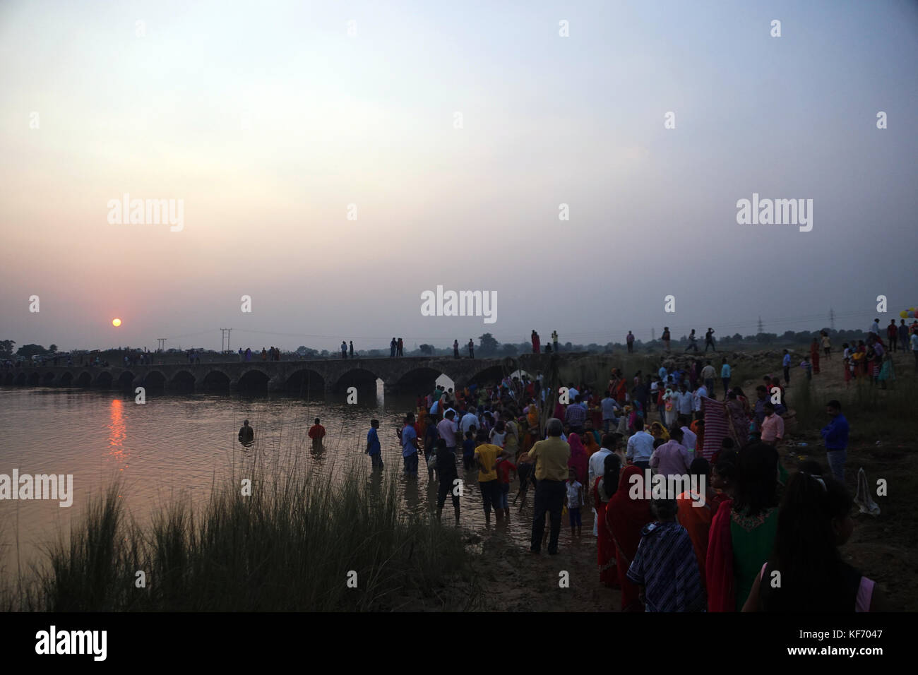 Kuju fiume,chaibasa, nello stato del Jharkhand, India, 26 ottobre 2017,chhath puja festival 2017,l'offerta della sera ( arghay) per l'impostazione sun. Foto Stock
